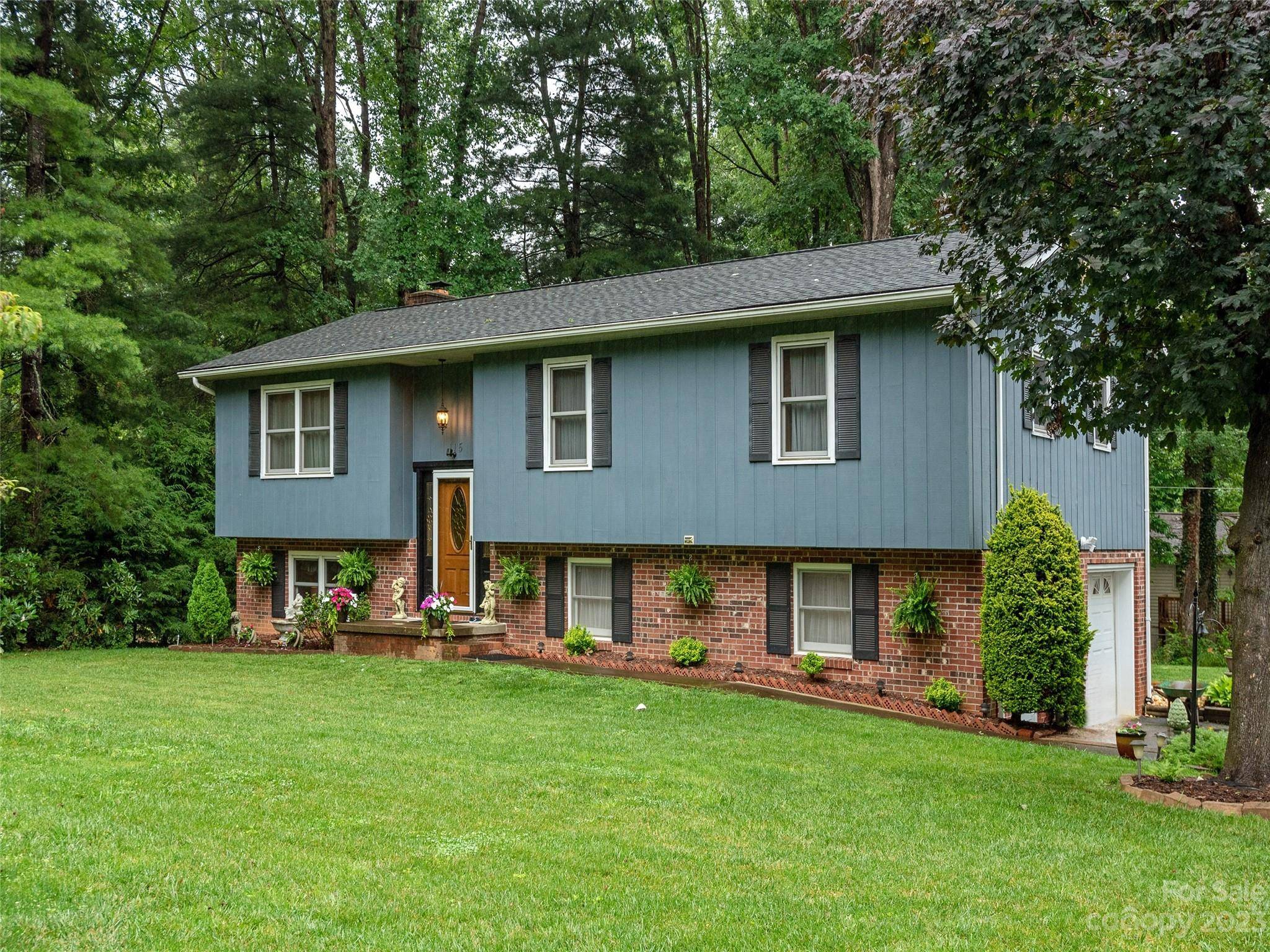 East Flat Rock, NC 28726,115 Tawn DR