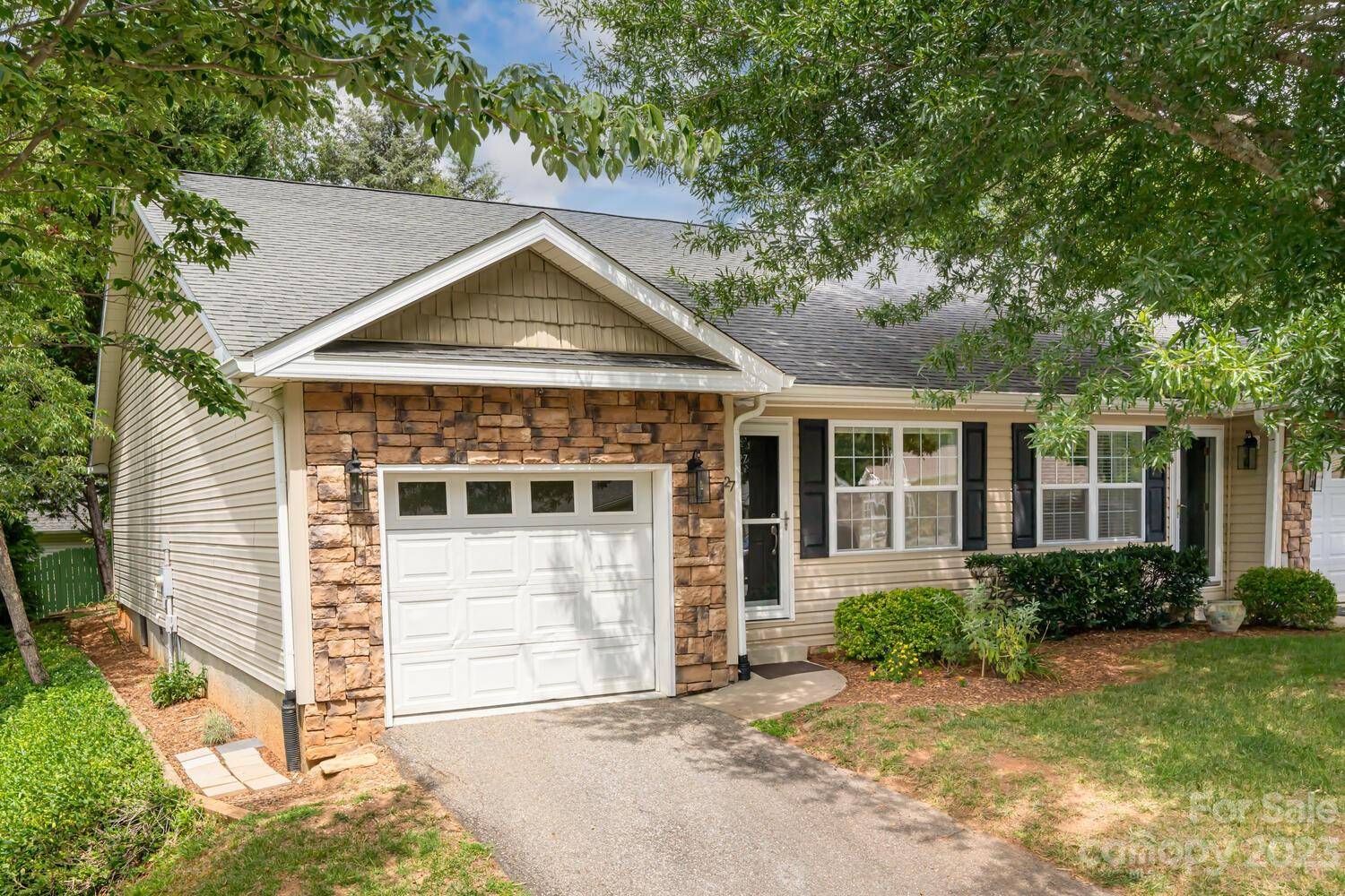 Asheville, NC 28806,27 Kirby RD