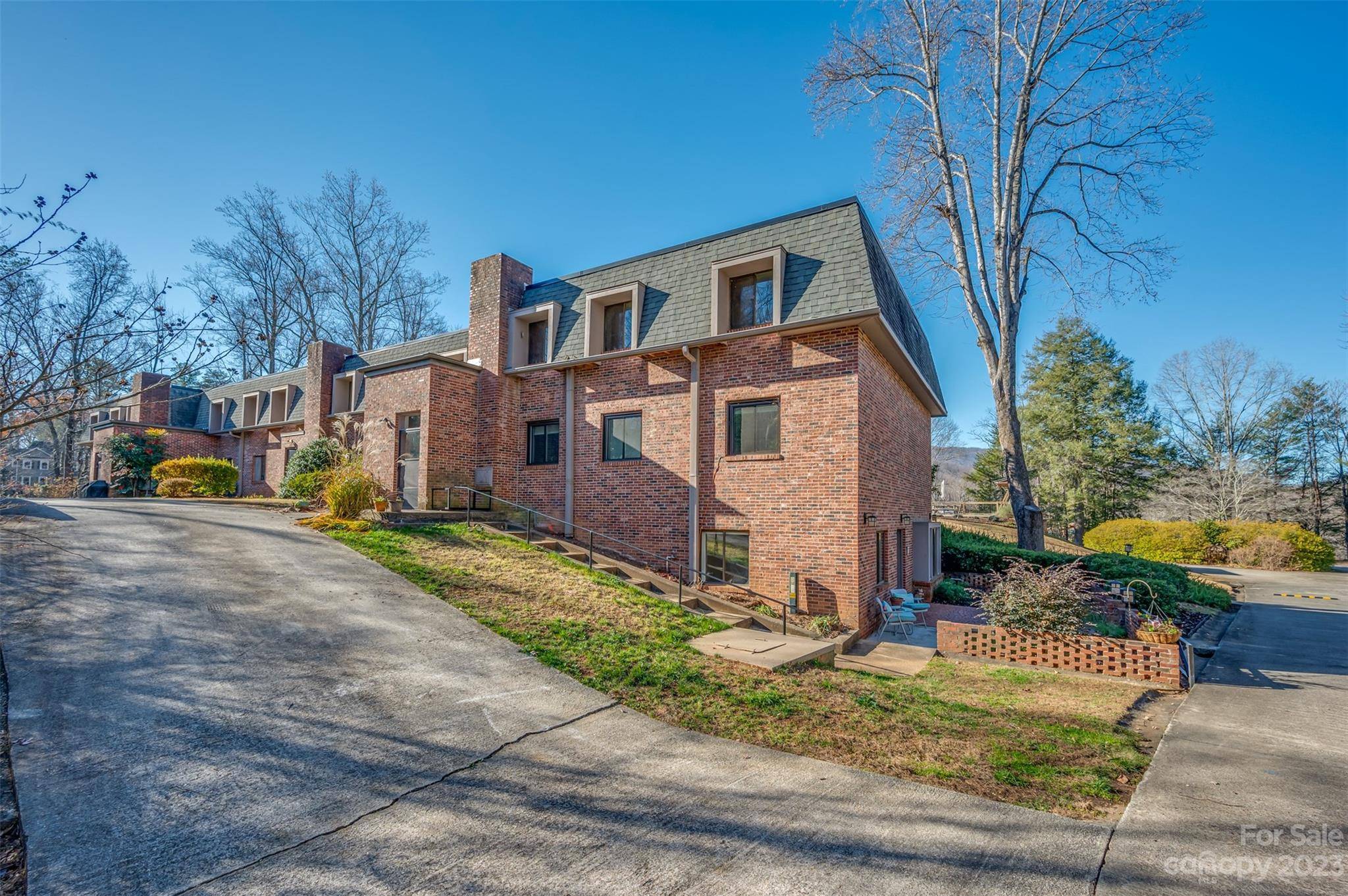 Tryon, NC 28782,305 Grady AVE #E