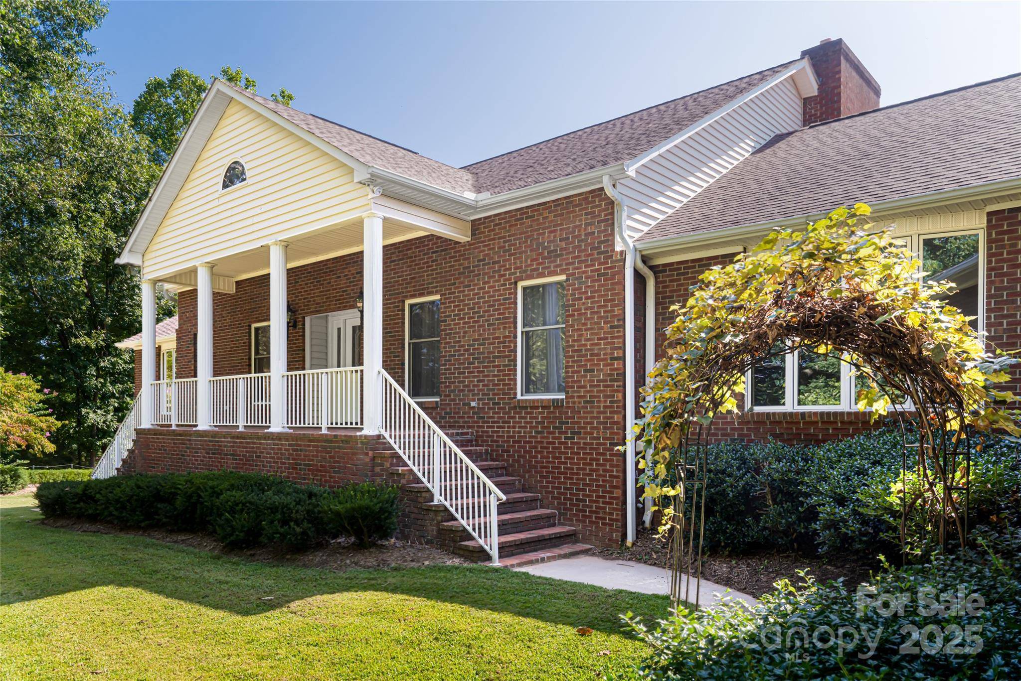 Asheville, NC 28804,735 Macedonia RD