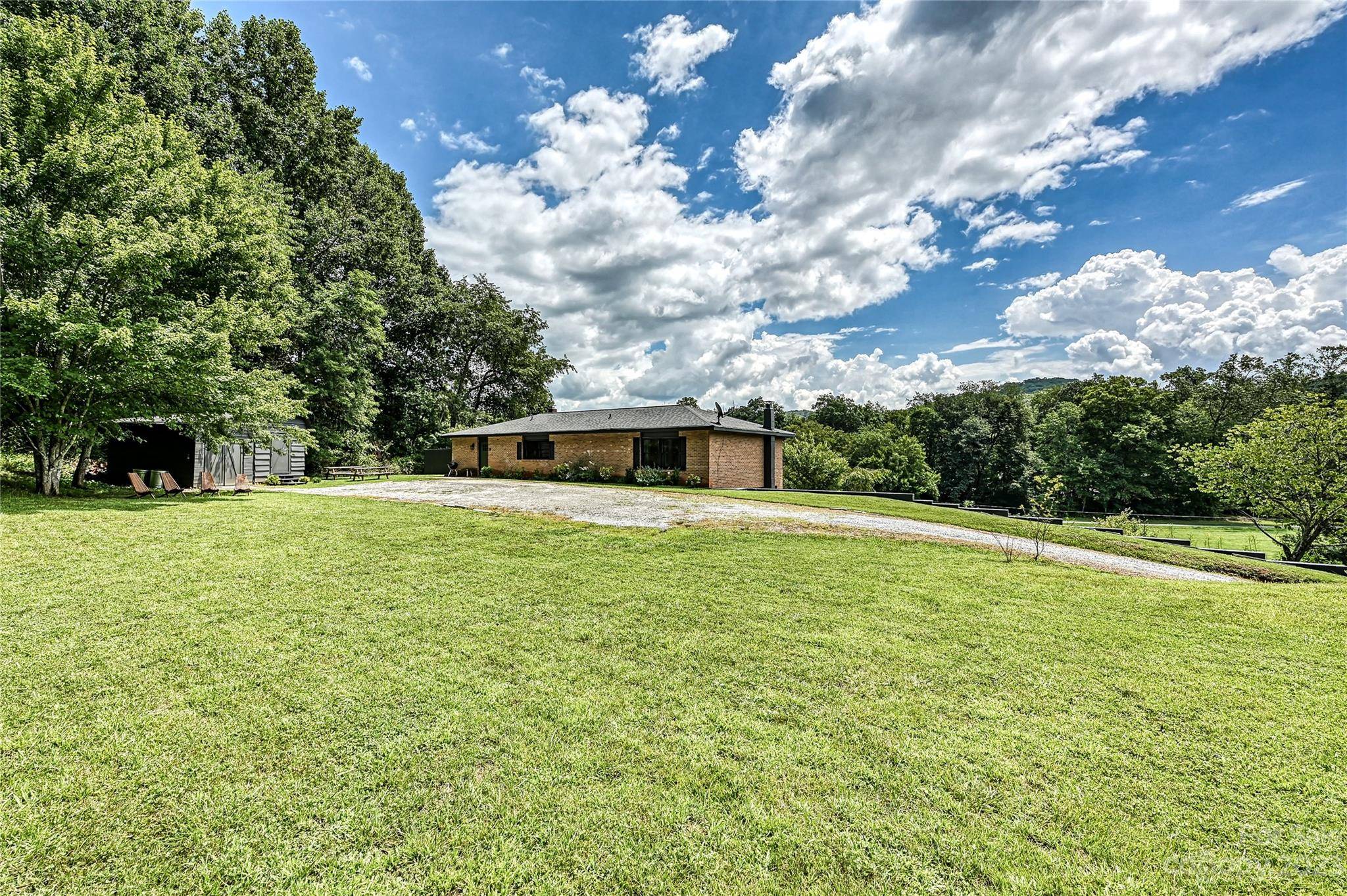 Horse Shoe, NC 28742,28 Honeybee DR