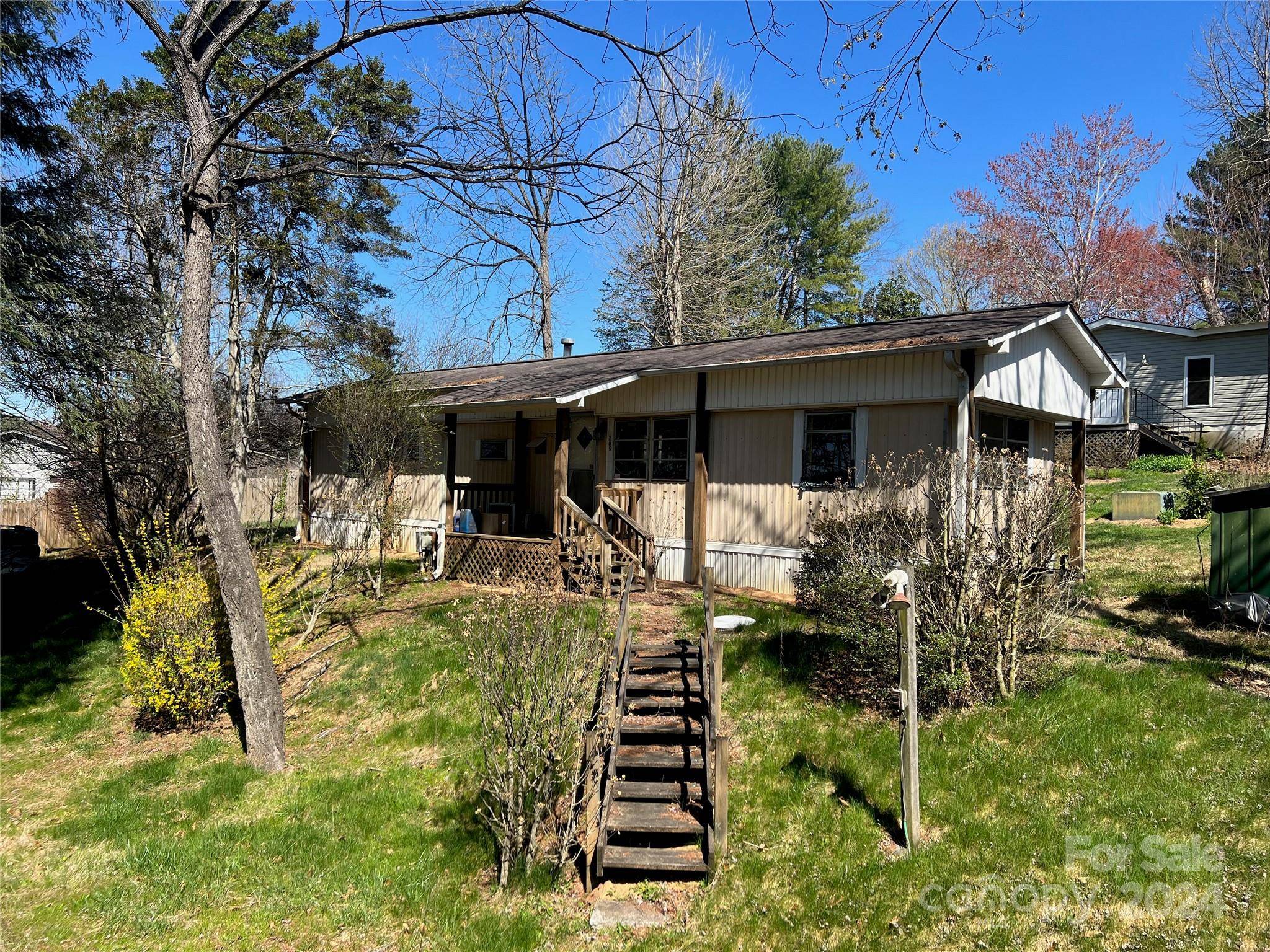 Flat Rock, NC 28731,205 Lois LN