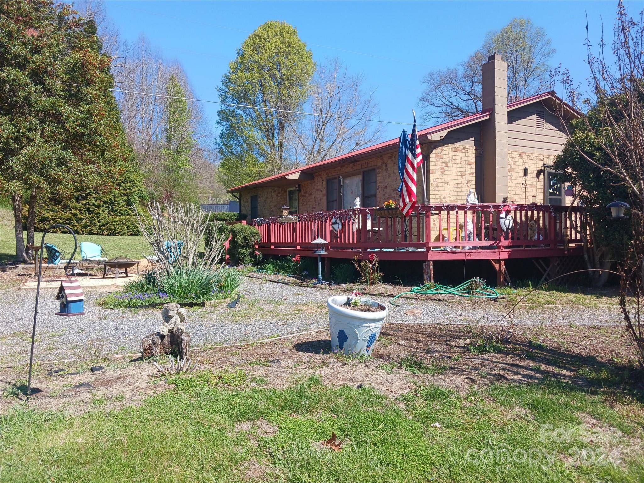 Sylva, NC 28779,87 Floral DR