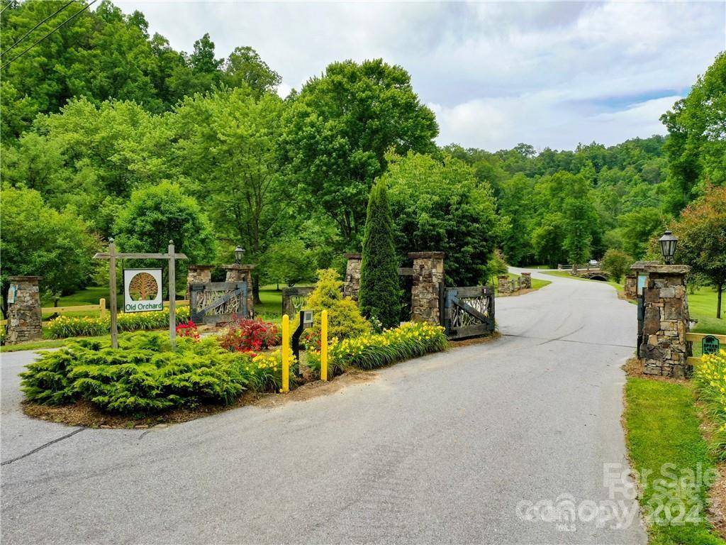 Hendersonville, NC 28792,440 Morning Air LN