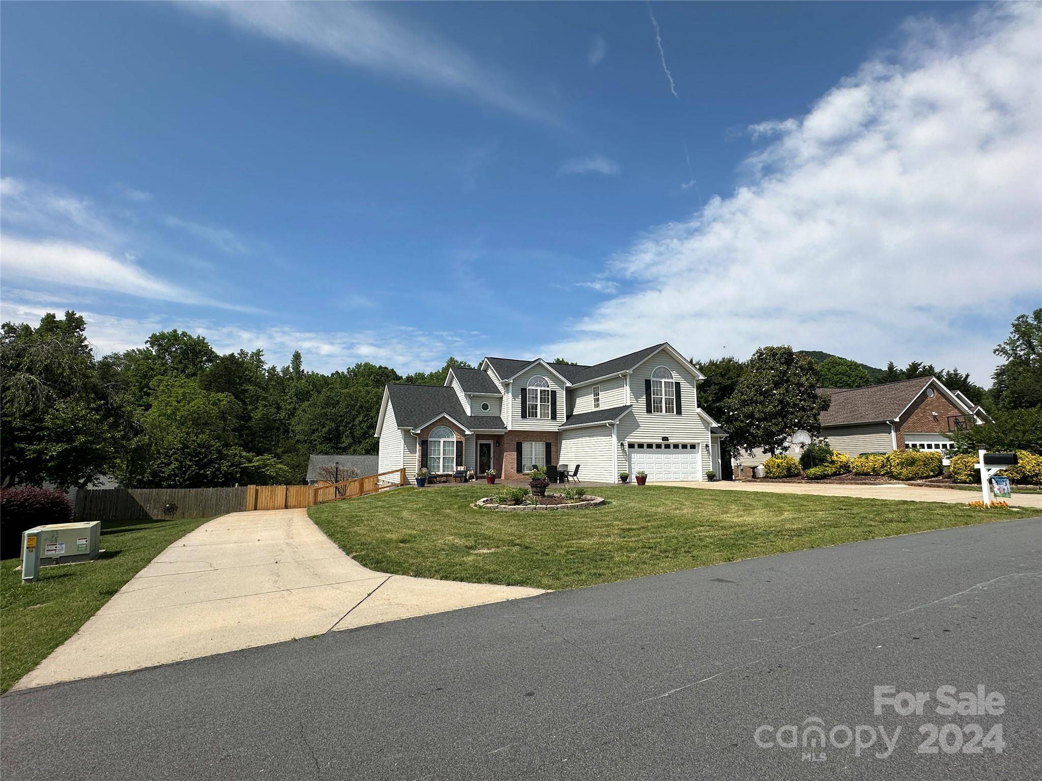 Hickory, NC 28602,1833 Twin Ponds DR