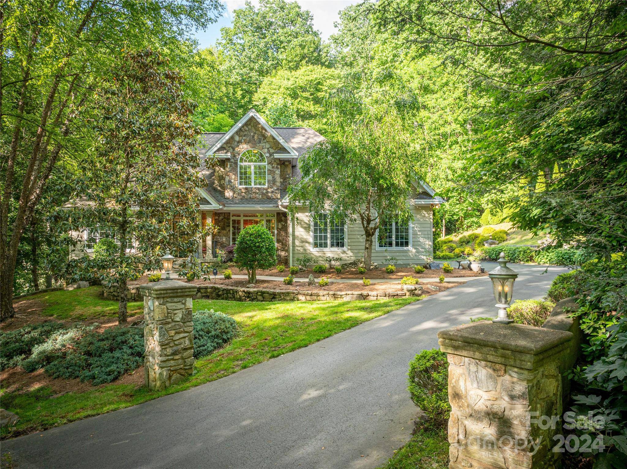 Waynesville, NC 28786,165 Sanctuary DR