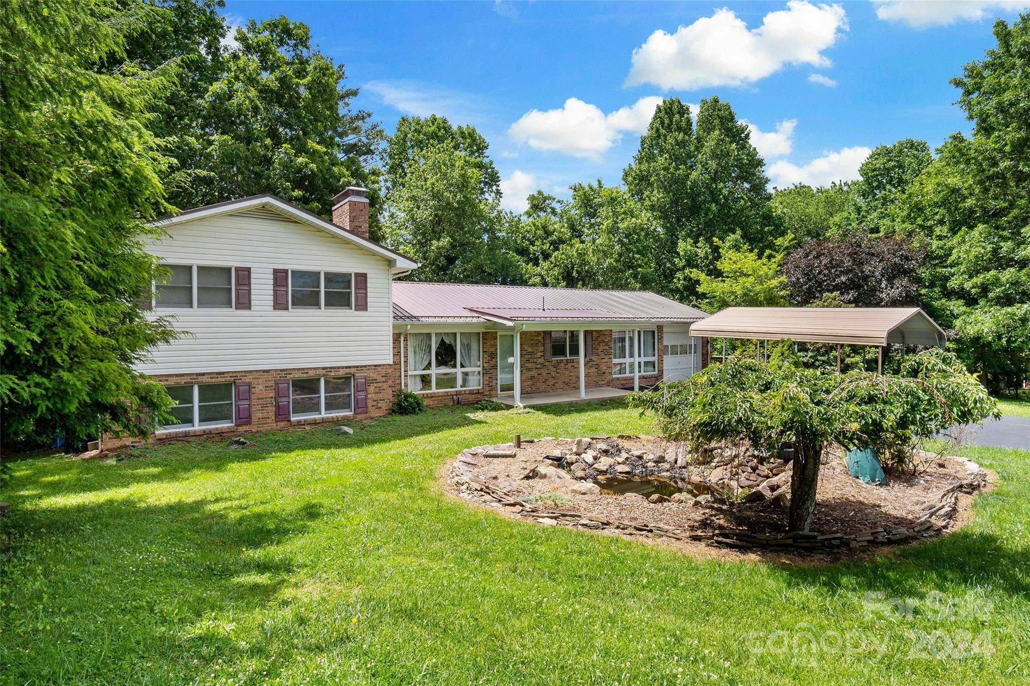 Spruce Pine, NC 28777,560 Carters Ridge RD