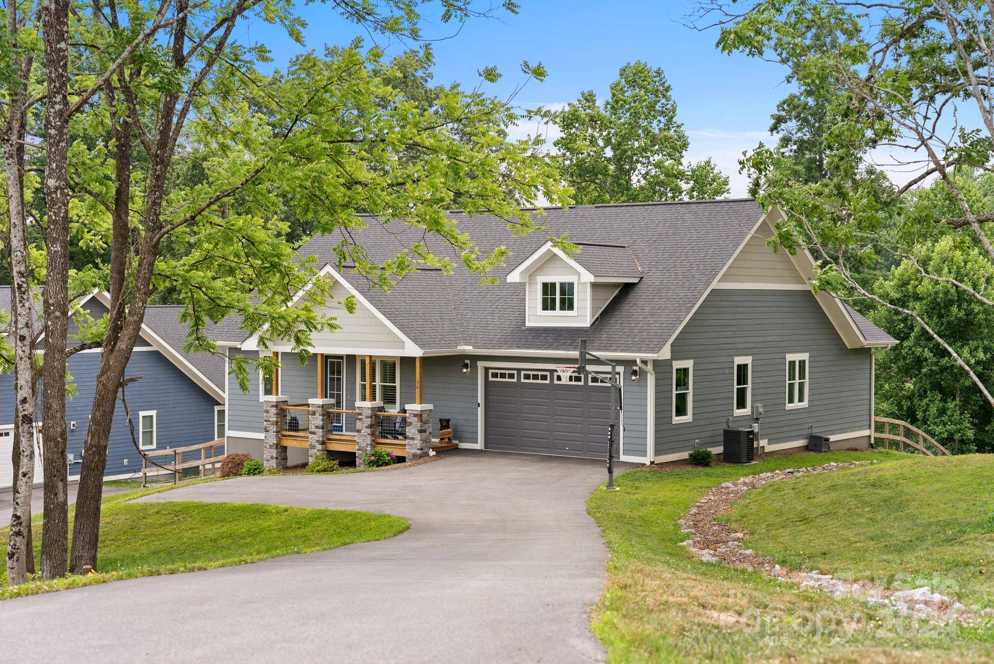 Hendersonville, NC 28792,54 Jonathan LN