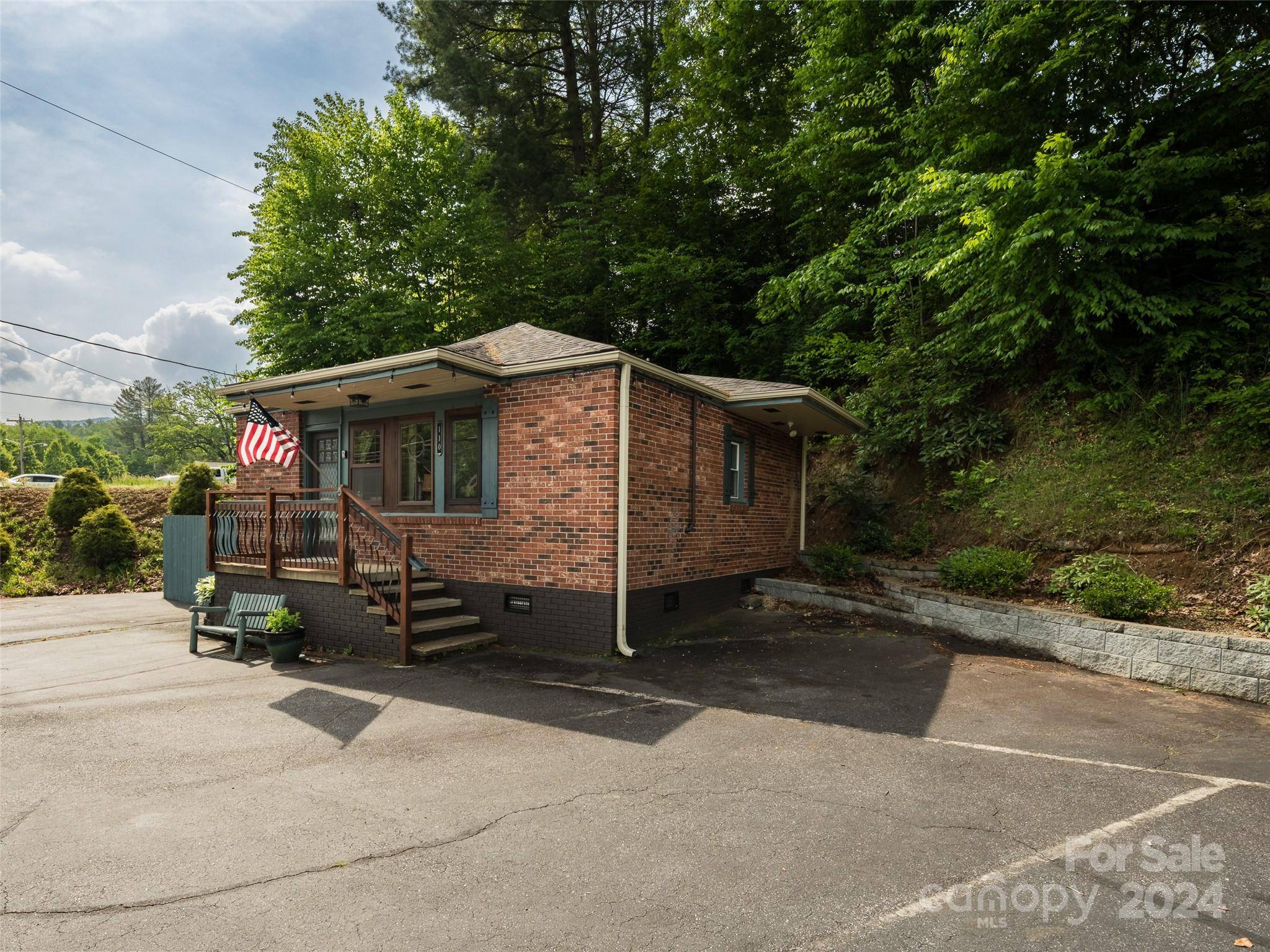 Waynesville, NC 28786,110 Summit ST