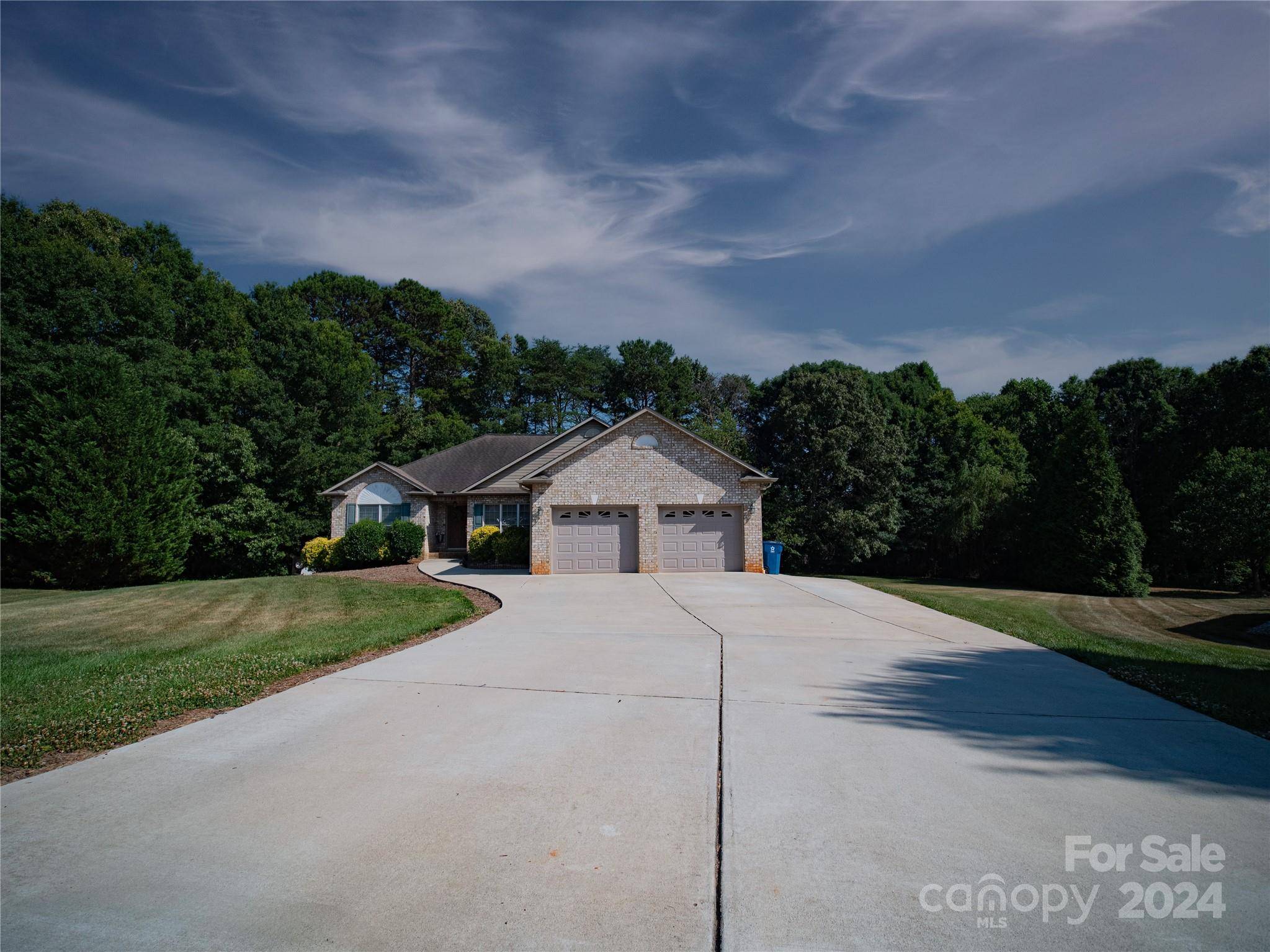 Hickory, NC 28601,2195 Hounds WAY