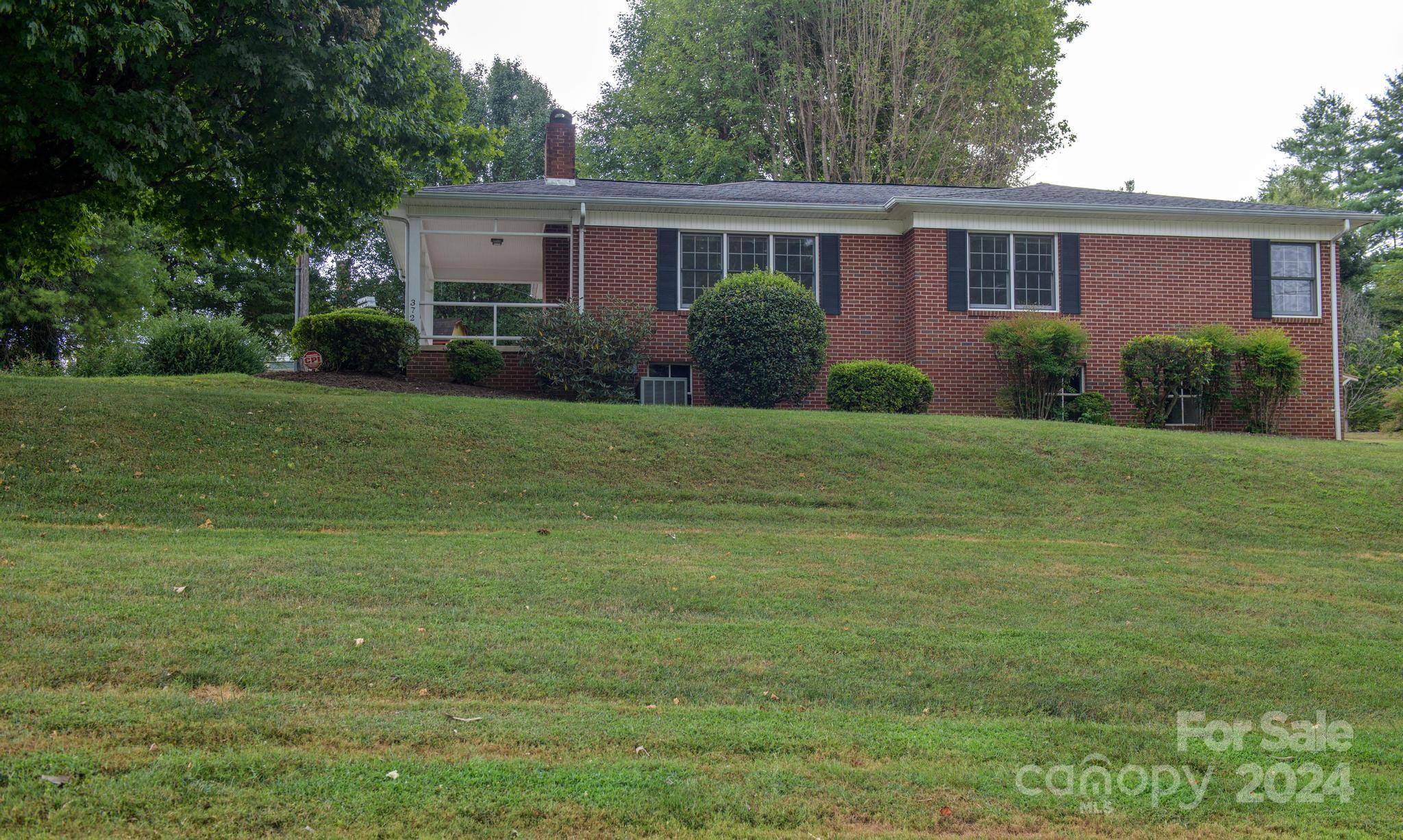 Lenoir, NC 28645,372 Eastover CIR