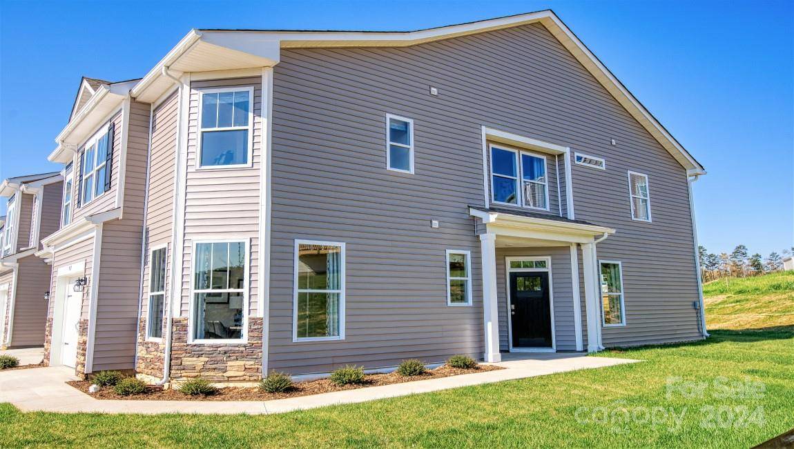 Hendersonville, NC 28792,284 Creekview RD