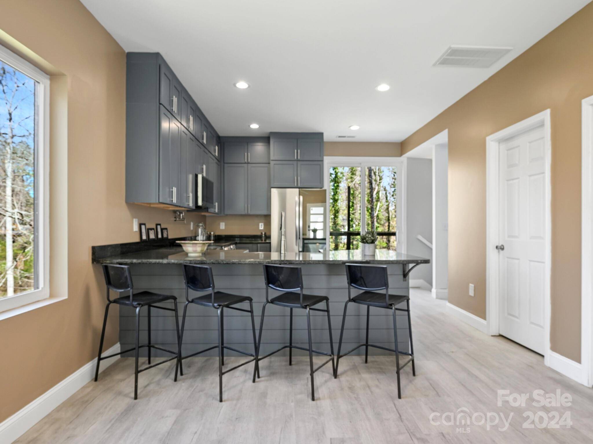 Hendersonville, NC 28791,715 Knollwood DR