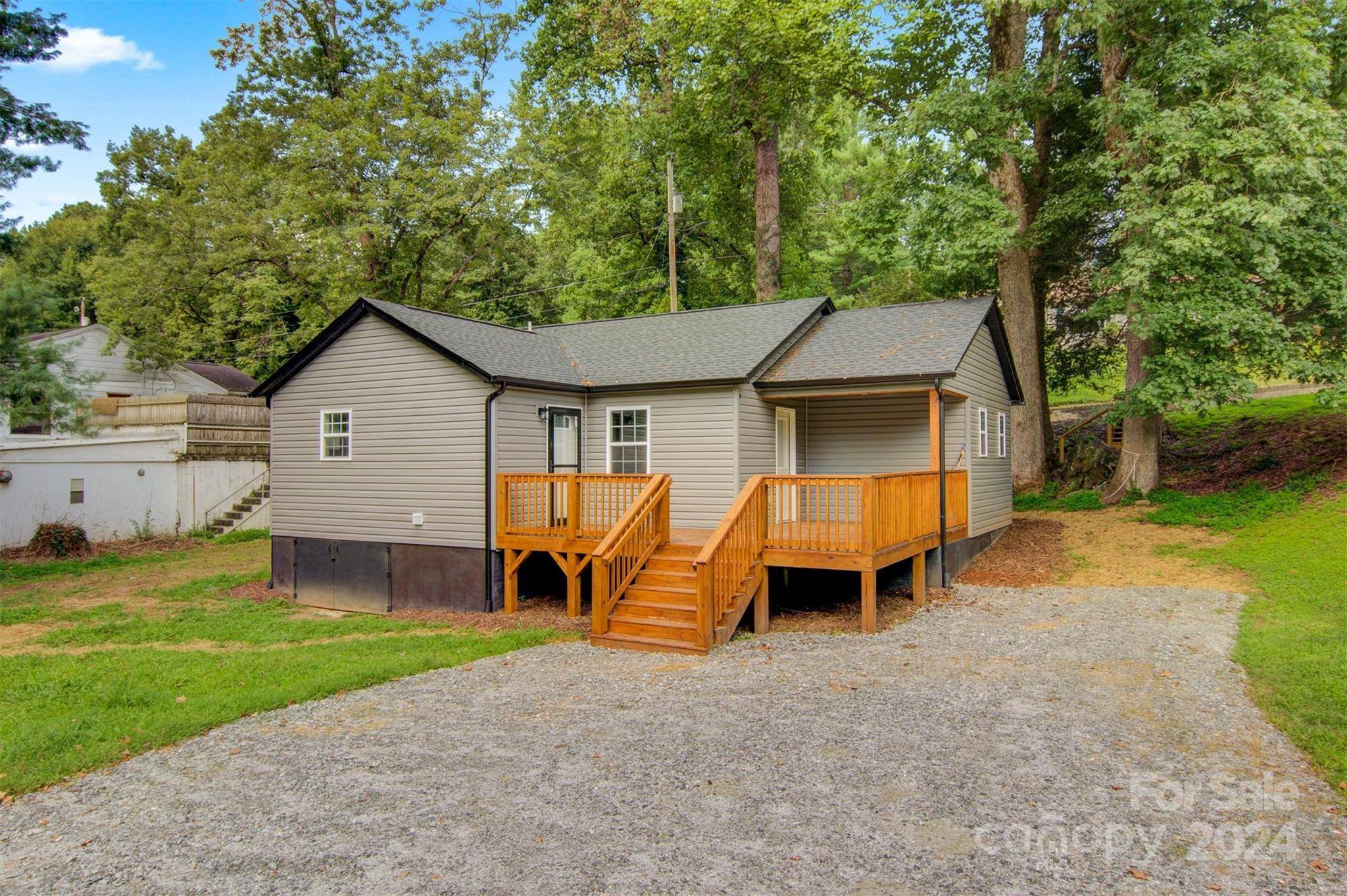 Lenoir, NC 28645,417 Tywood ST