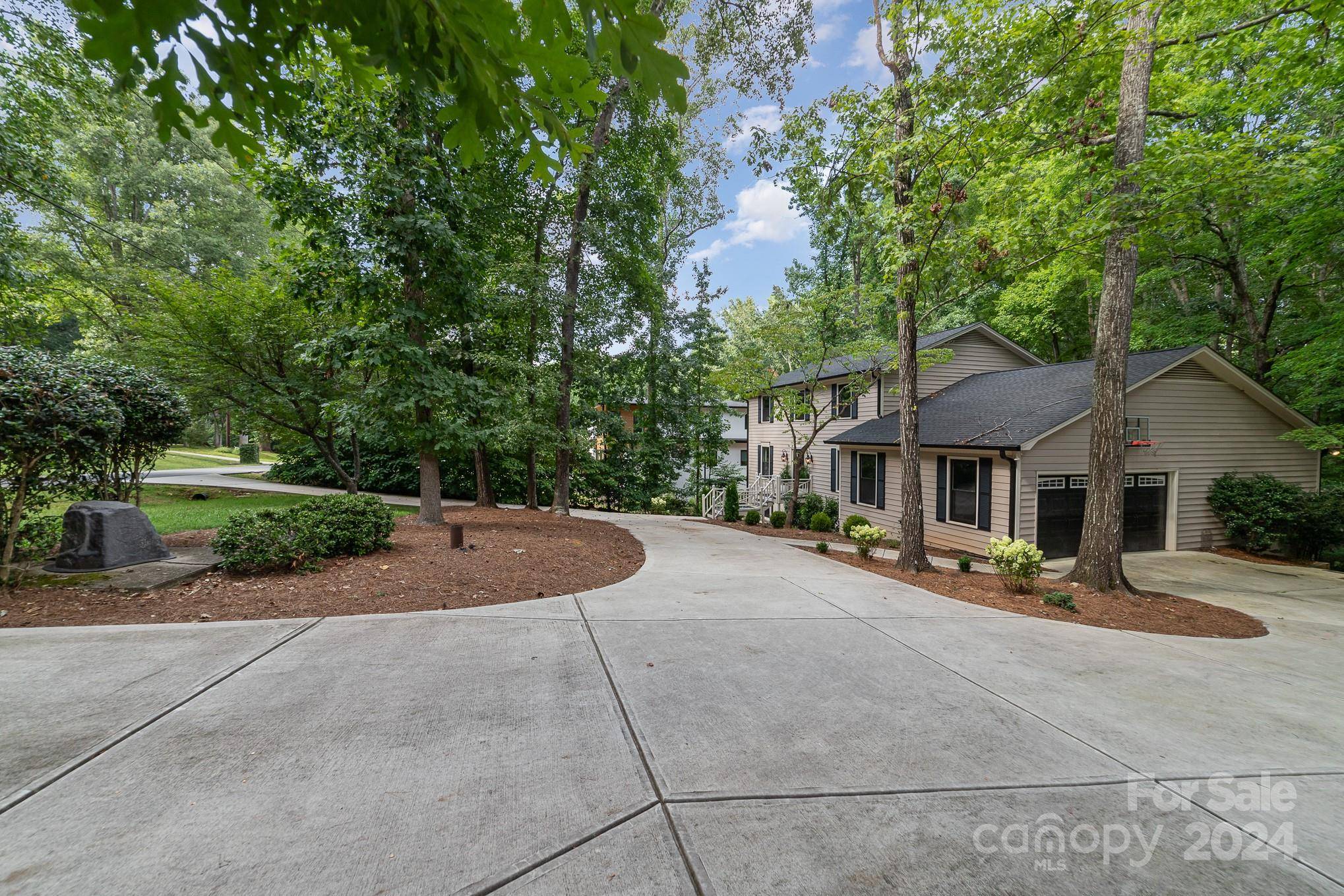 Charlotte, NC 28270,5610 Camelot DR