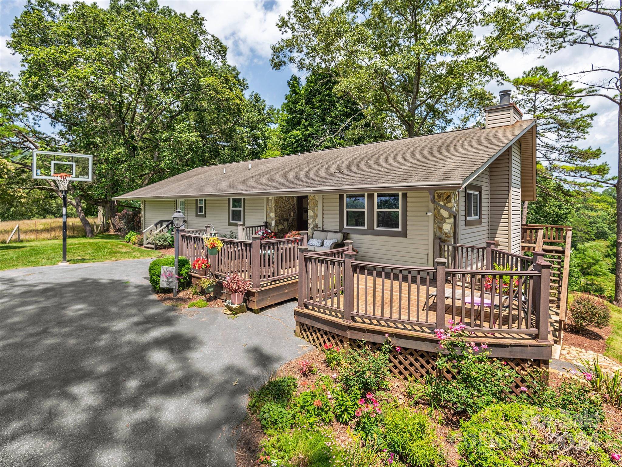 Clyde, NC 28721,584 Oak Ridge DR