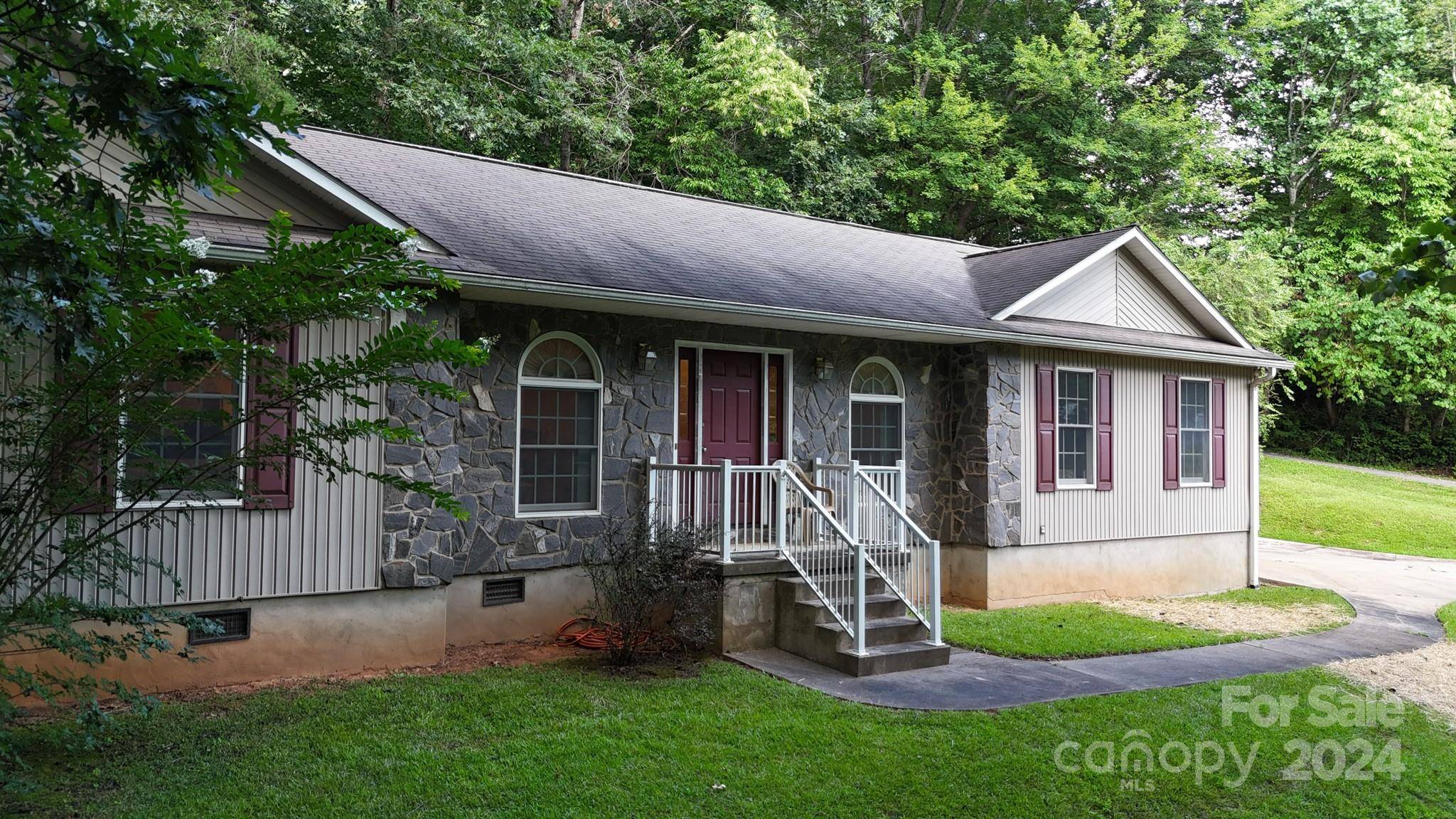 Sylva, NC 28779,63 N Point RD