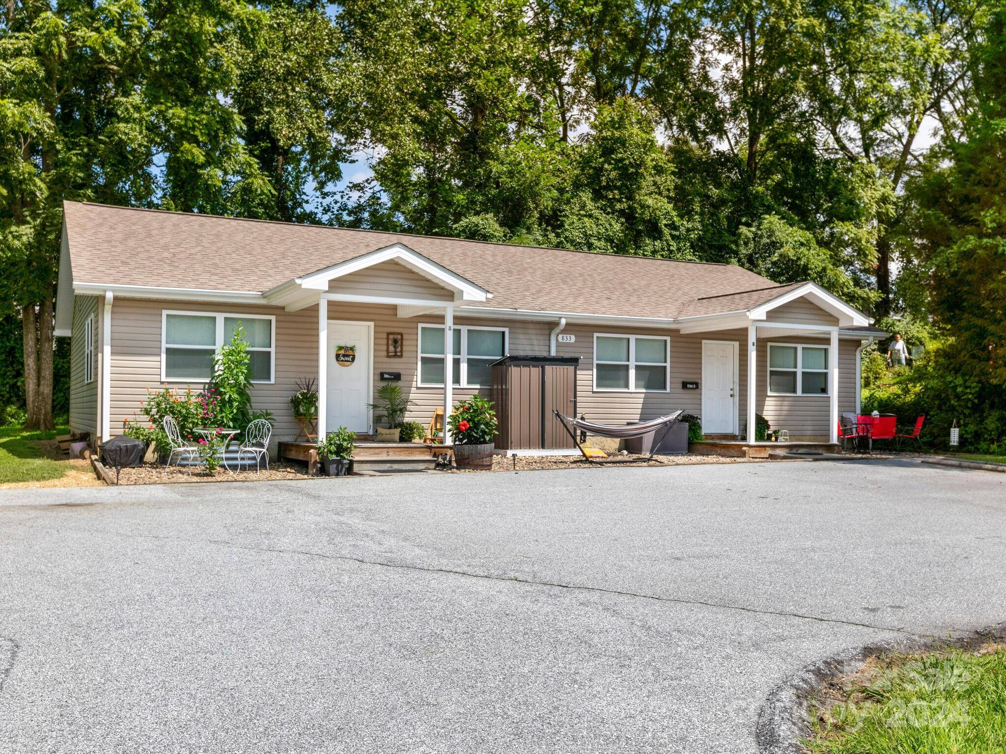 Hendersonville, NC 28739,833 3rd AVE W