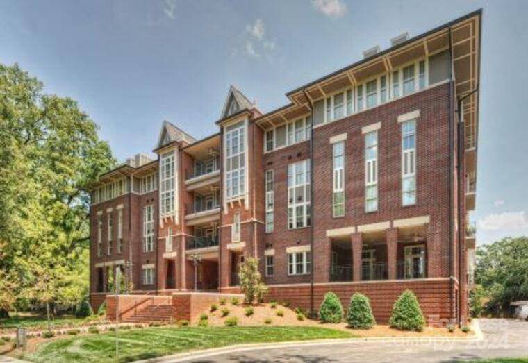 Charlotte, NC 28207,2100 Queens RD W #Entertainer