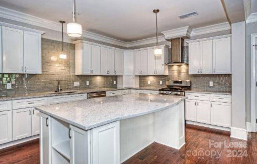 Charlotte, NC 28207,2100 Queens RD W #Entertainer