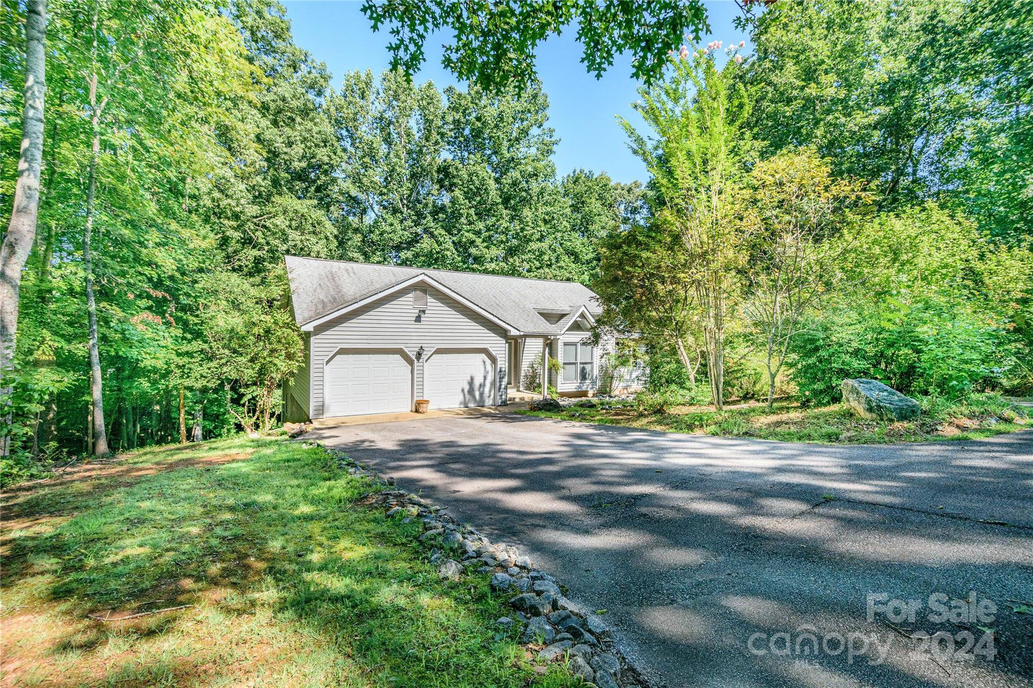 Tryon, NC 28782,81 Carpenters LN