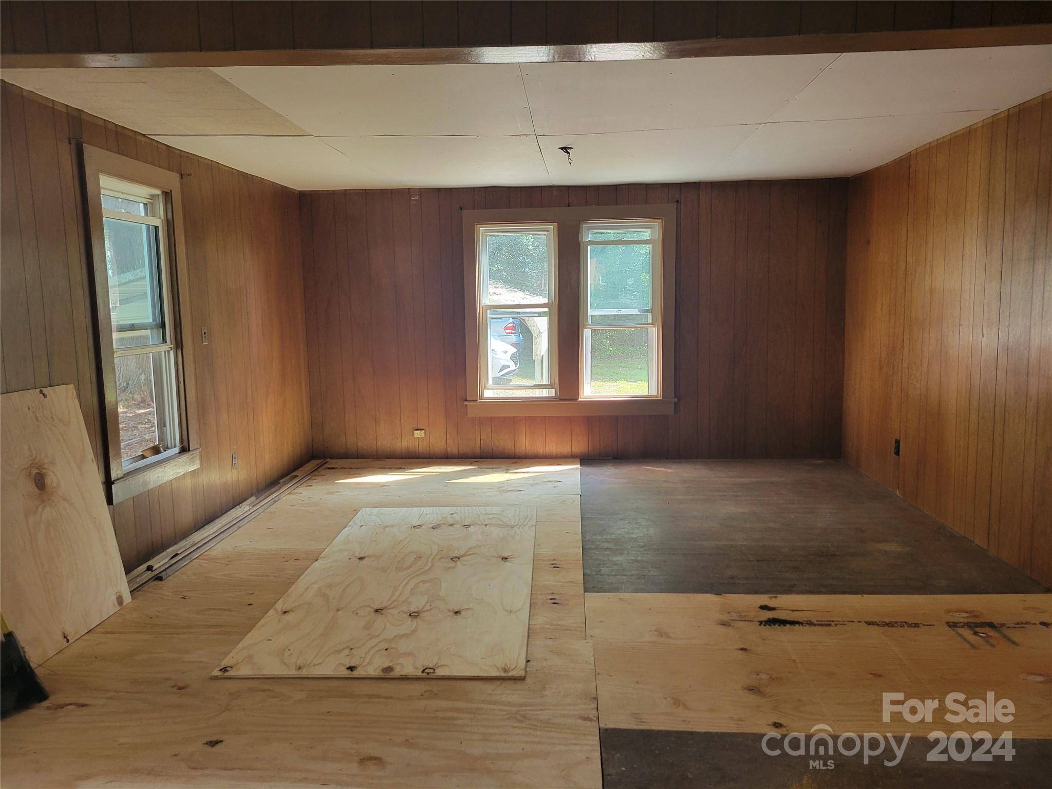 Hiddenite, NC 28636,275 Hiddenite Church RD