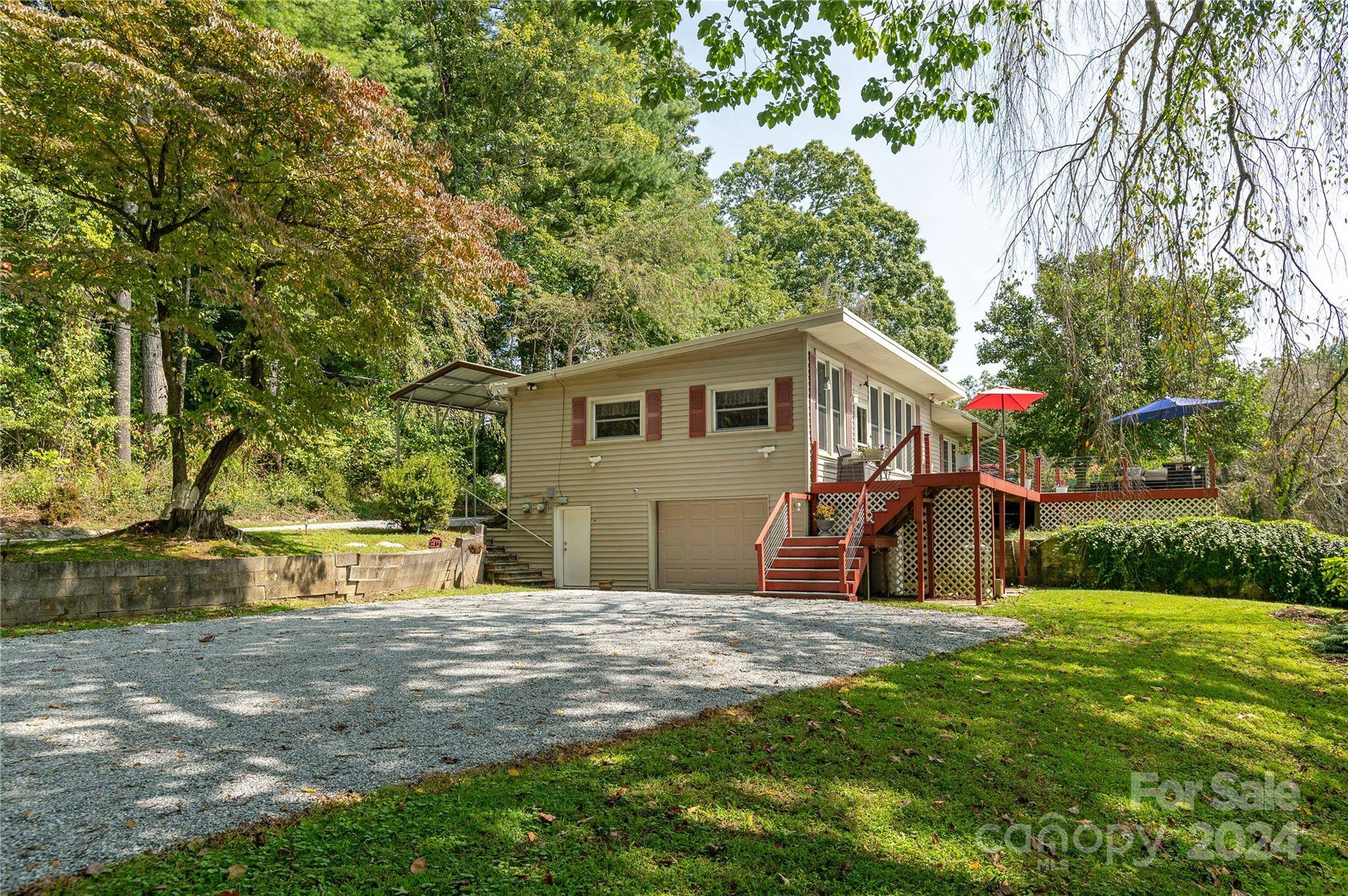 Hendersonville, NC 28739,160 Persimmon Woods LN