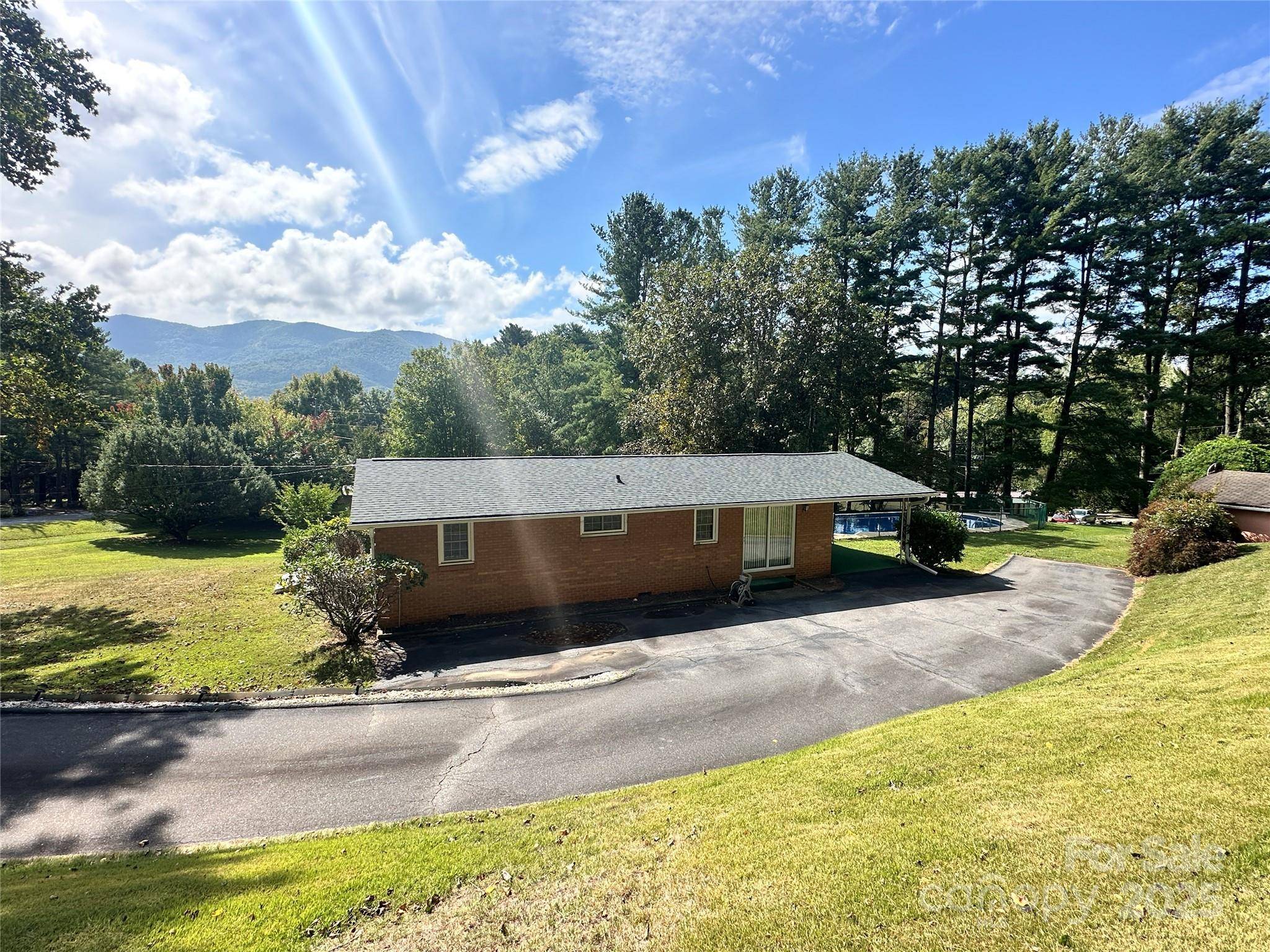 Swannanoa, NC 28778,236 Mountain Crest RD