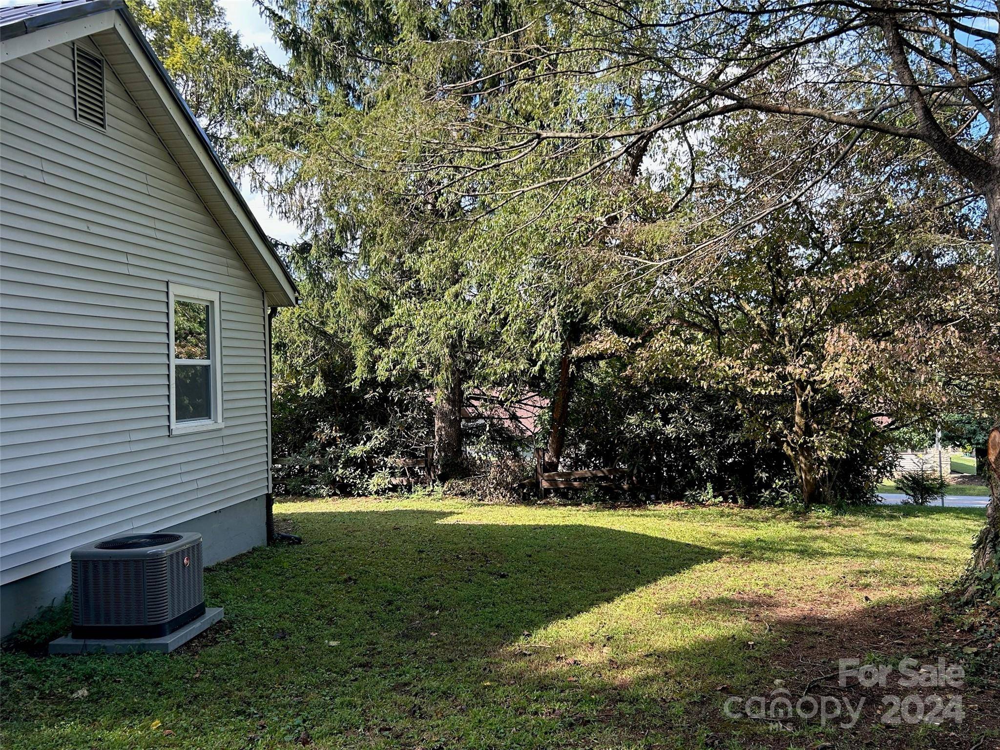 East Flat Rock, NC 28726,117 Crest RD