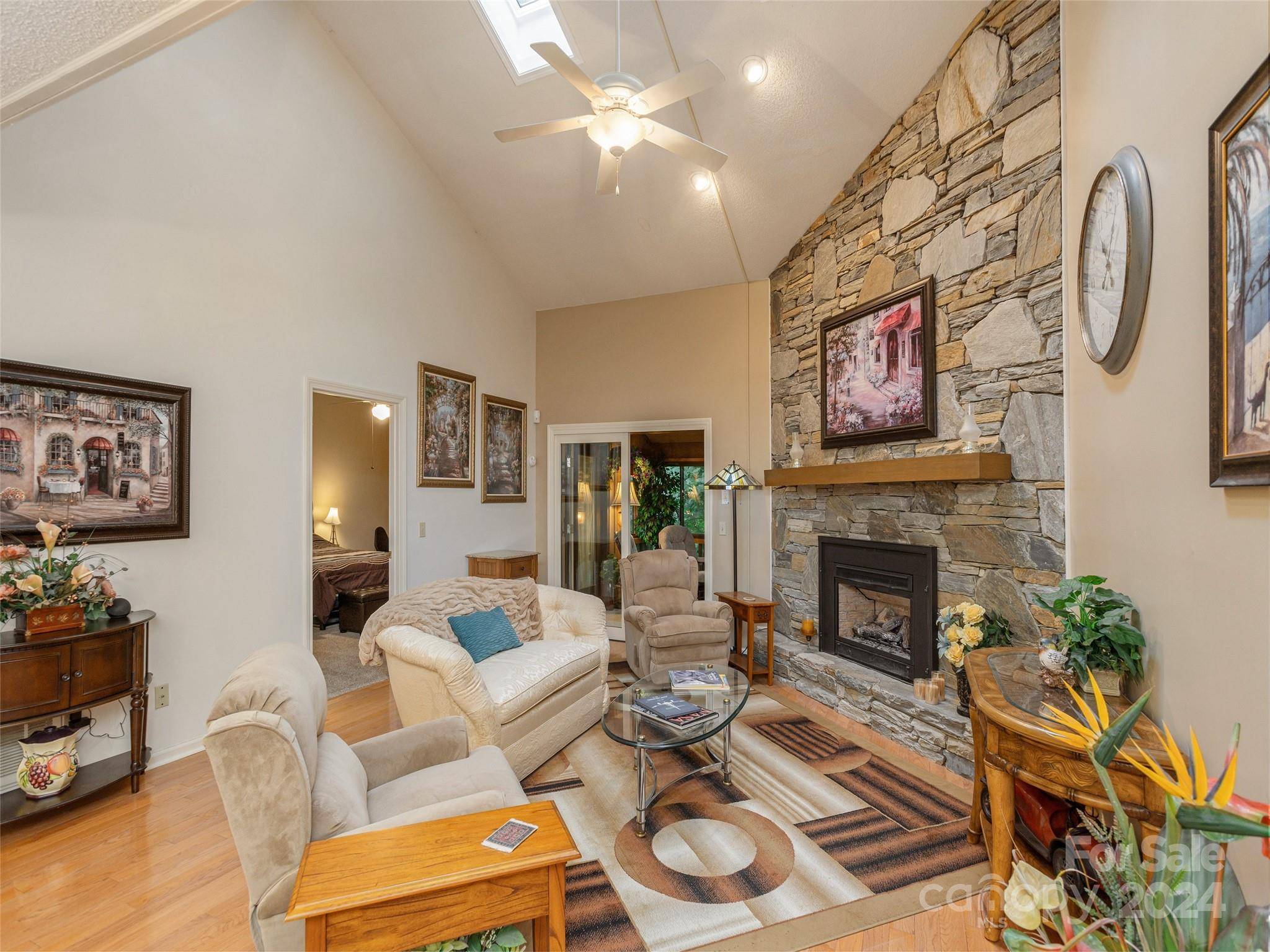 Hendersonville, NC 28791,303 White Oak DR
