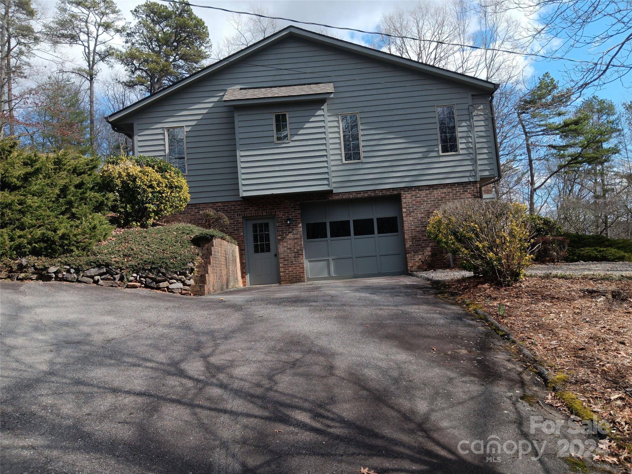 Black Mountain, NC 28711,448 cragmont RD