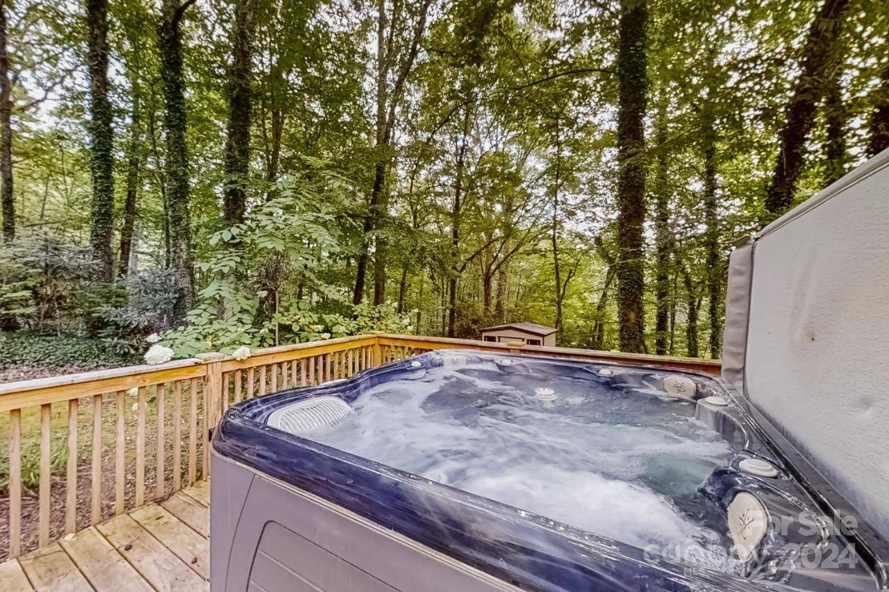 Bryson City, NC 28713,390 Bear Cove RD