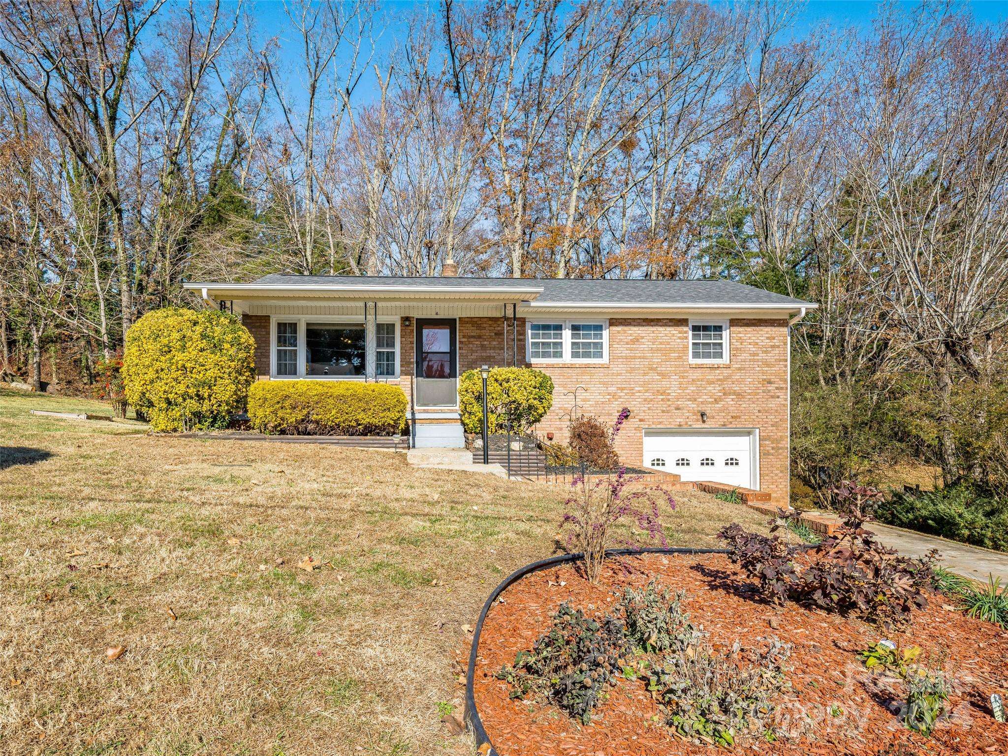 Asheville, NC 28806,6 Debra LN