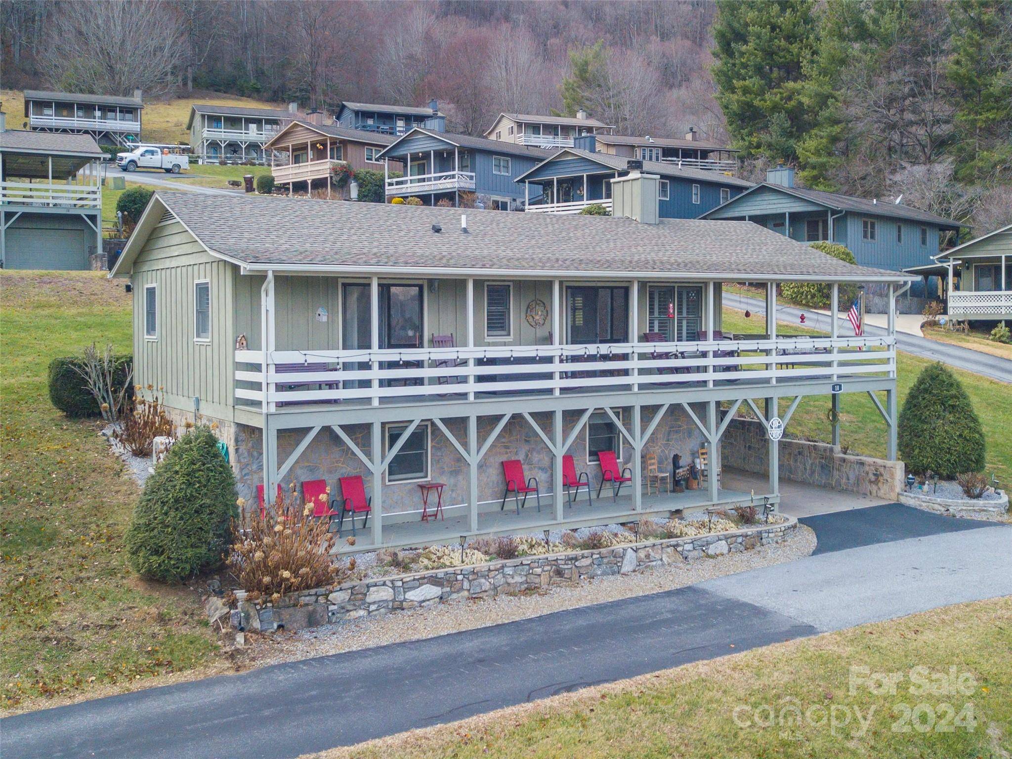 Maggie Valley, NC 28751,10 Onyx LN