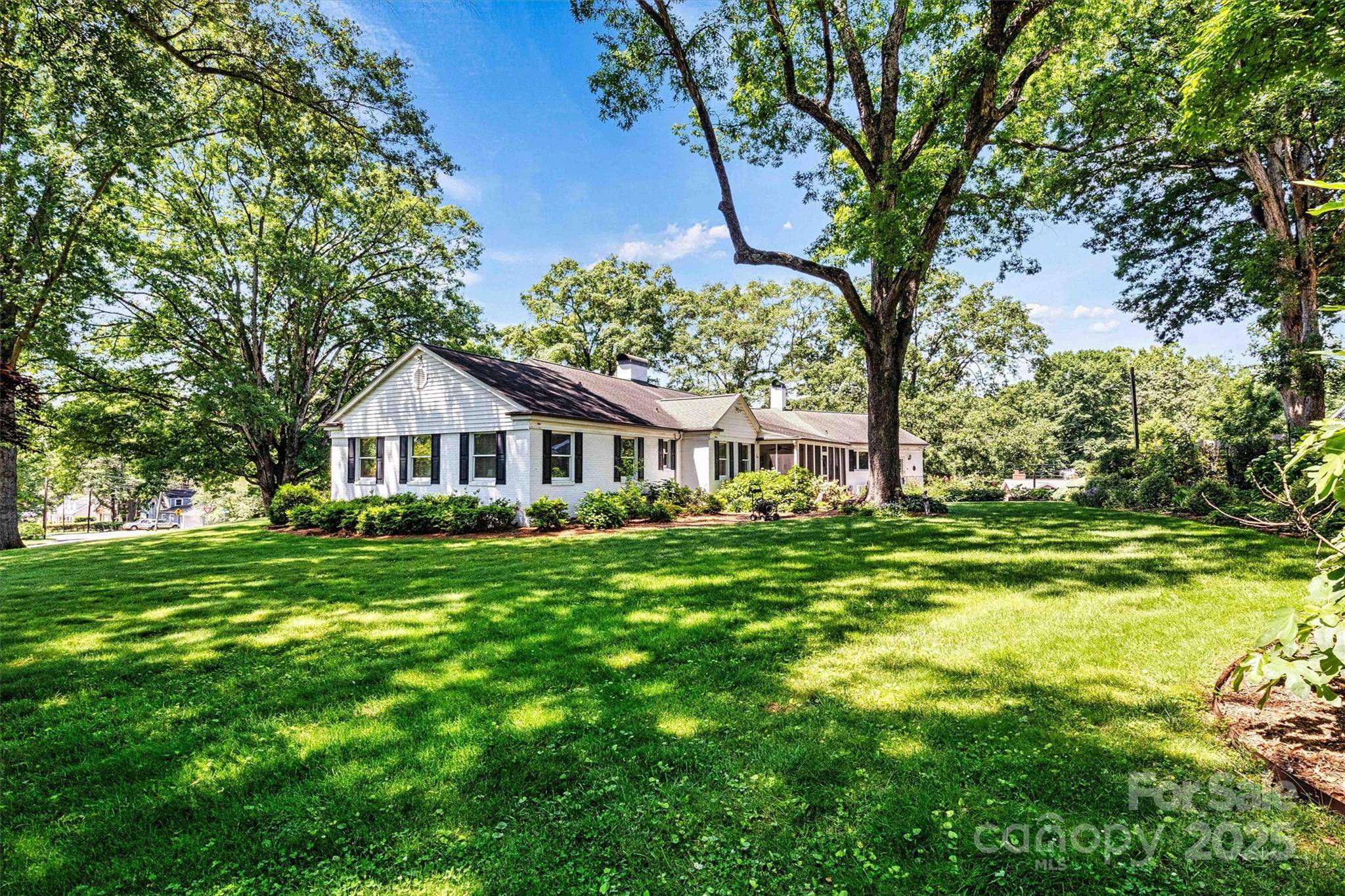 Hickory, NC 28601,842 North Center ST