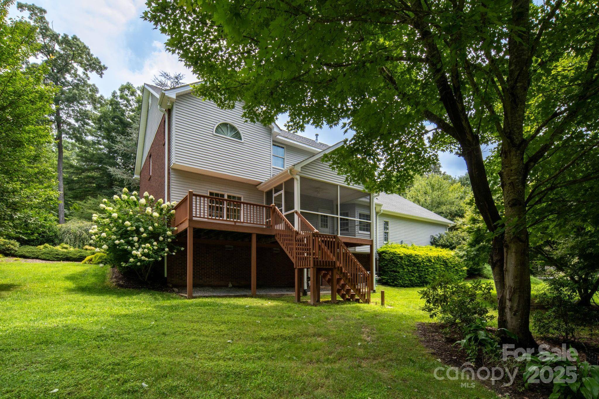 Hendersonville, NC 28791,107 White Cedar LN