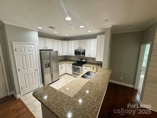 Charlotte, NC 28209,1000 E Woodlawn RD #220