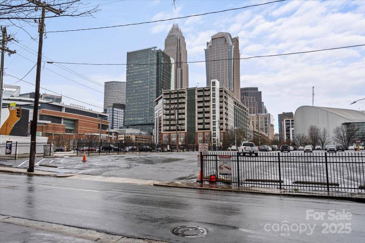 Charlotte, NC 28202,525 E 6th ST #211
