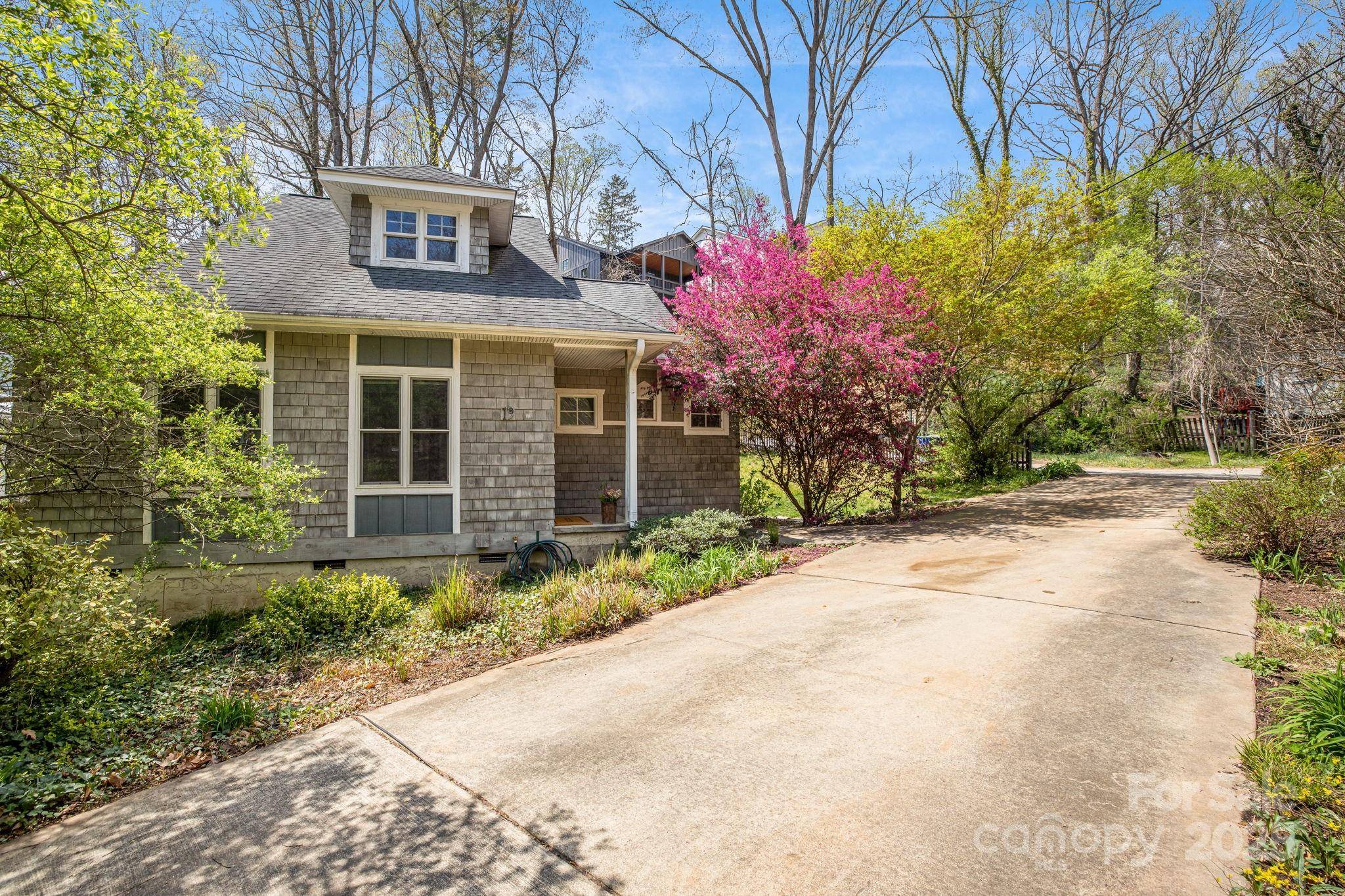 Asheville, NC 28803,19 Castle ST