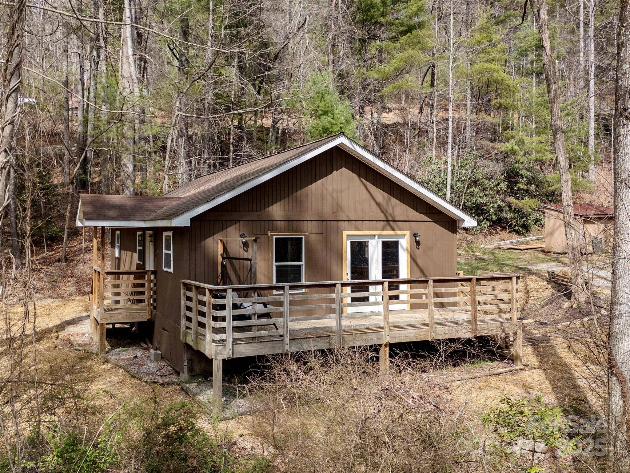Hendersonville, NC 28739,521 Lake Falls RD