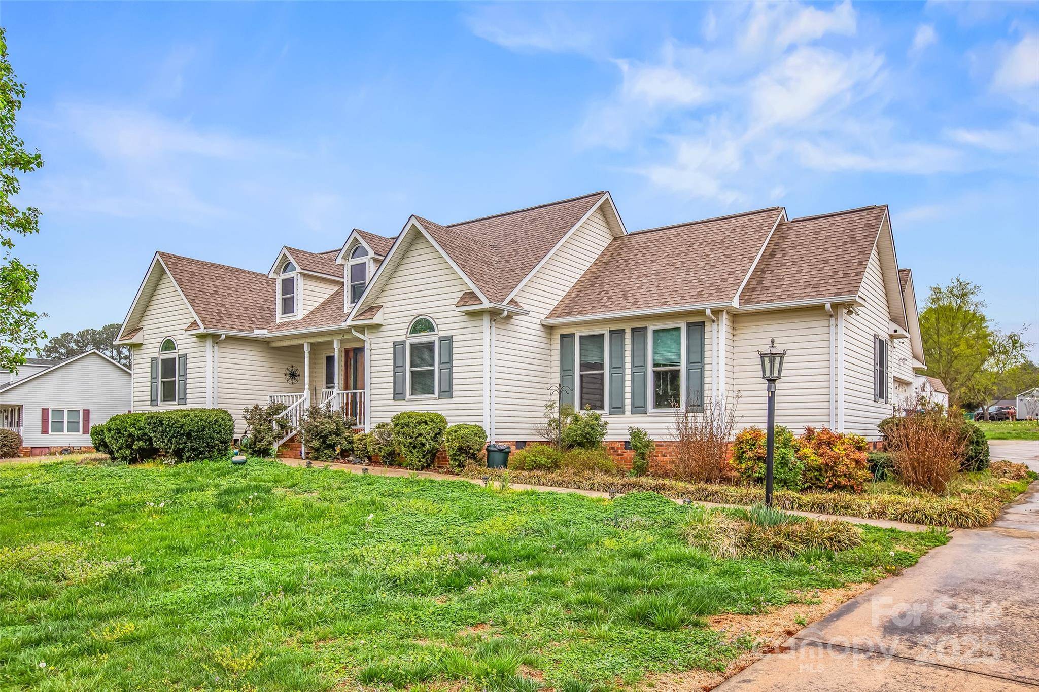 Mocksville, NC 27028,522 E Lake DR