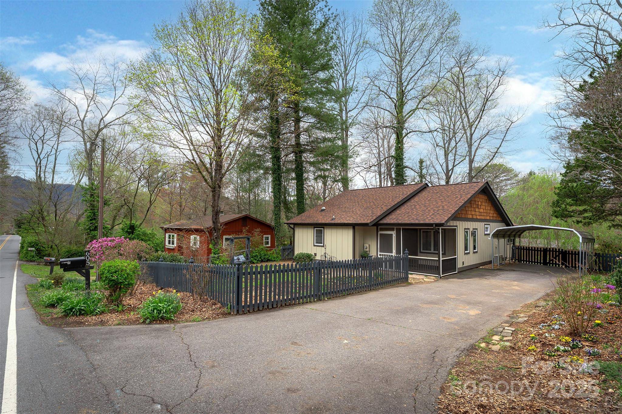 Black Mountain, NC 28711,605 Rhododendron AVE