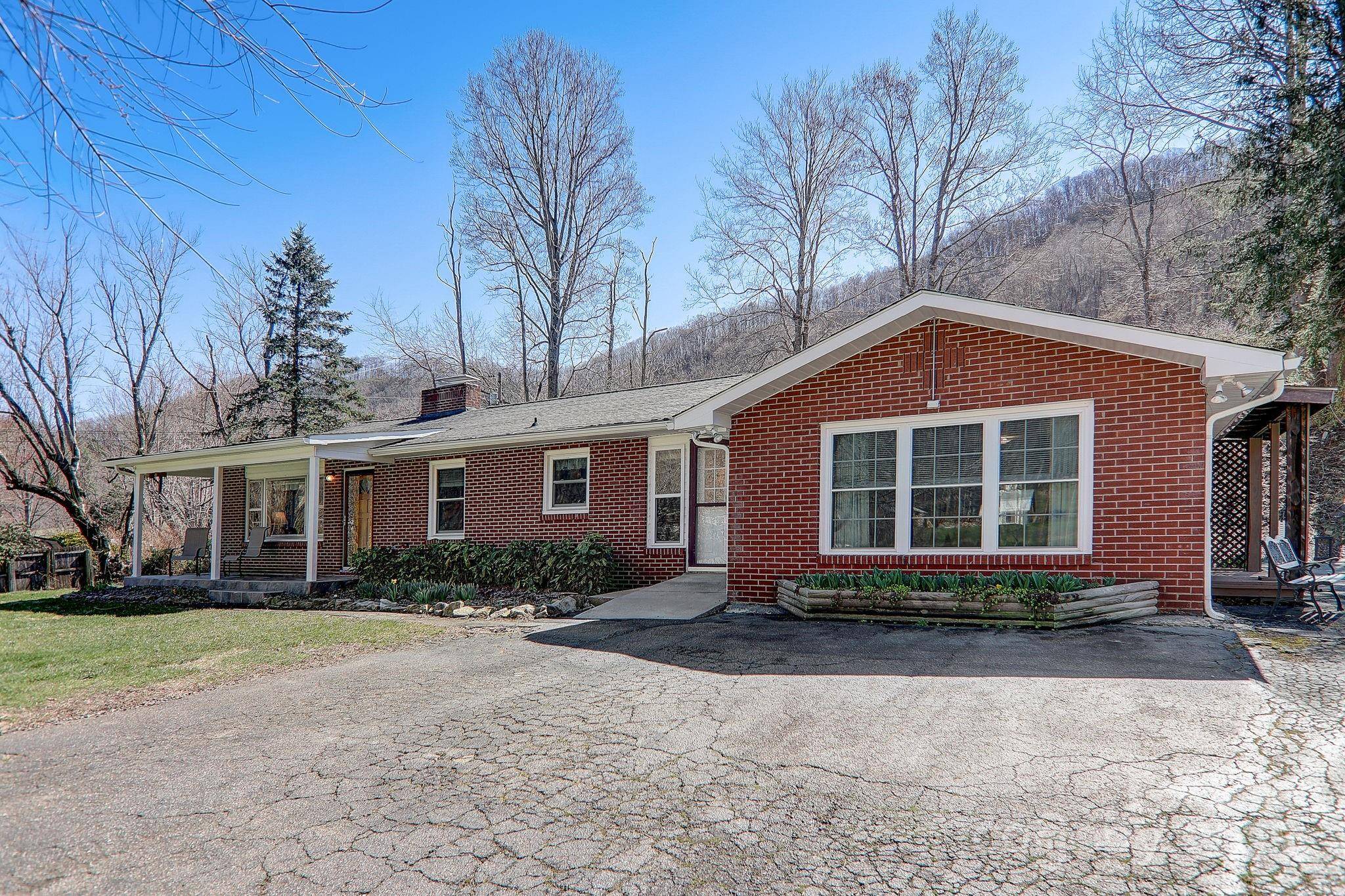 Waynesville, NC 28786,2541 Dellwood RD