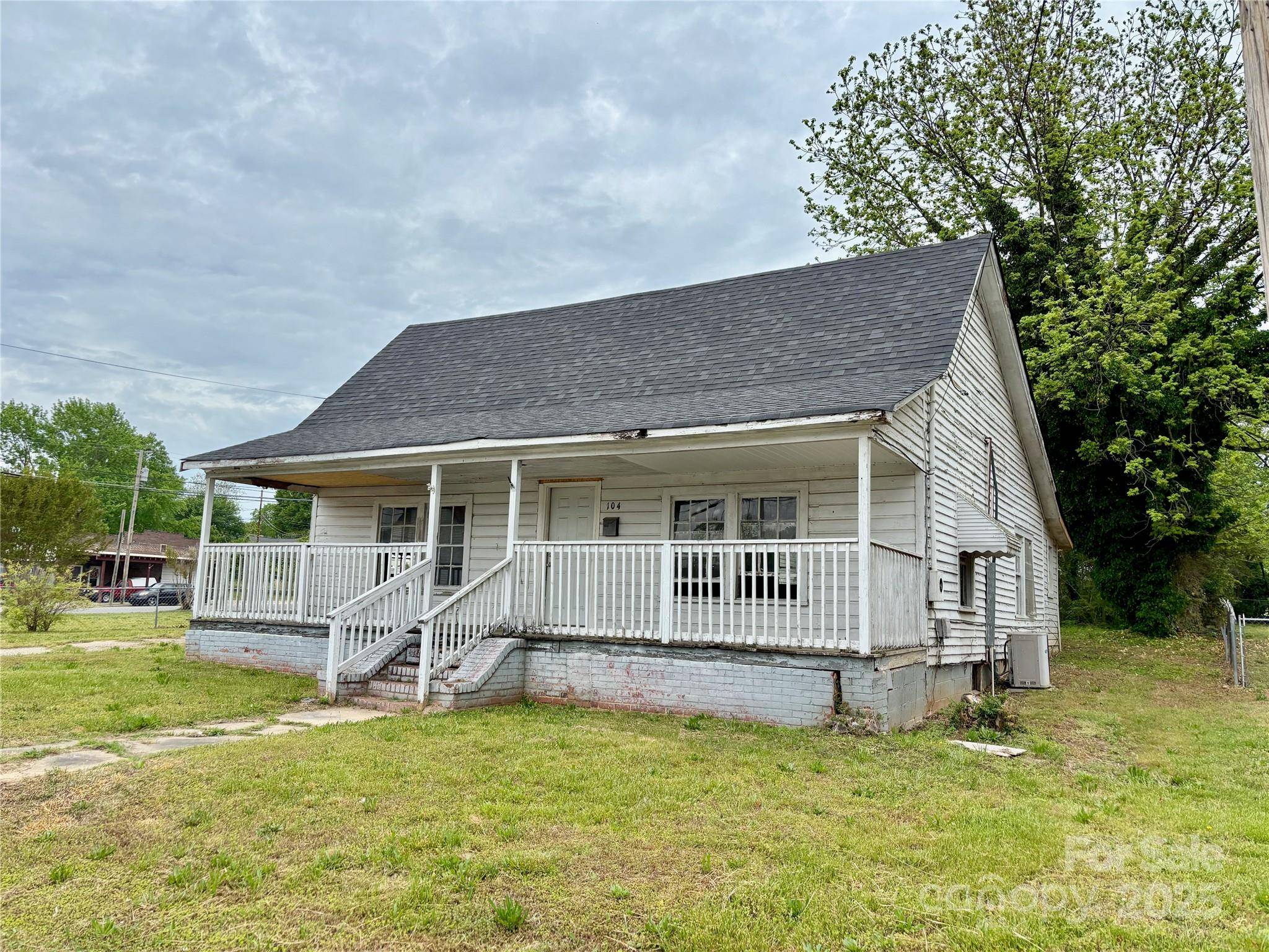 Dallas, NC 28034,104 E Church ST