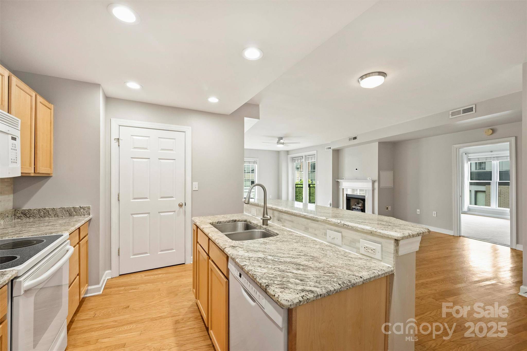 Charlotte, NC 28202,718 W Trade ST #708