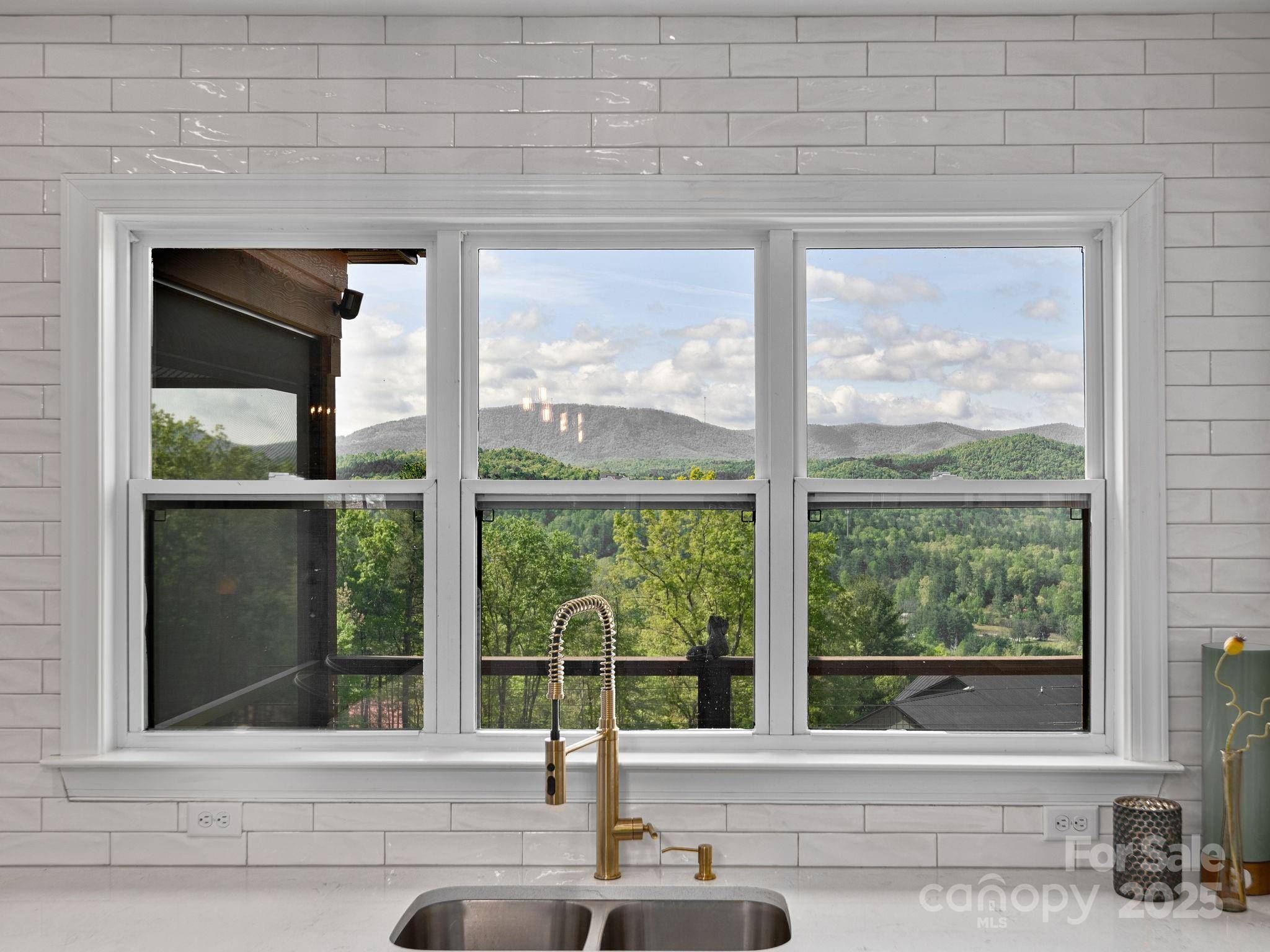 Hendersonville, NC 28739,636 Crystal Heights DR