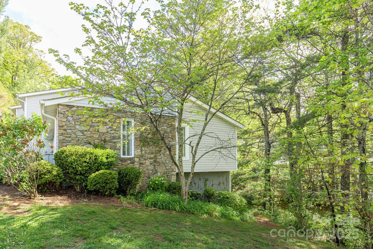 Asheville, NC 28803,44 Hollybrook DR