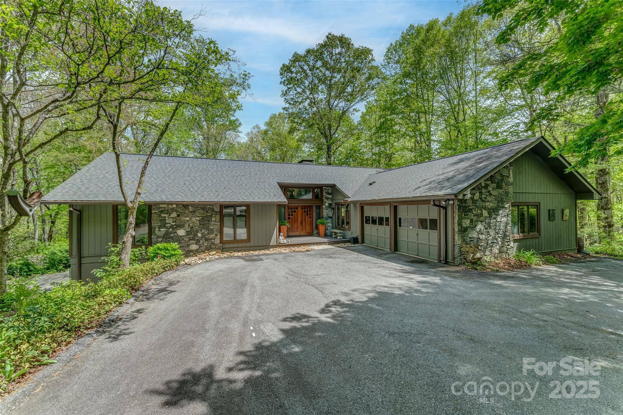 Brevard, NC 28712,207 Kingfisher RD