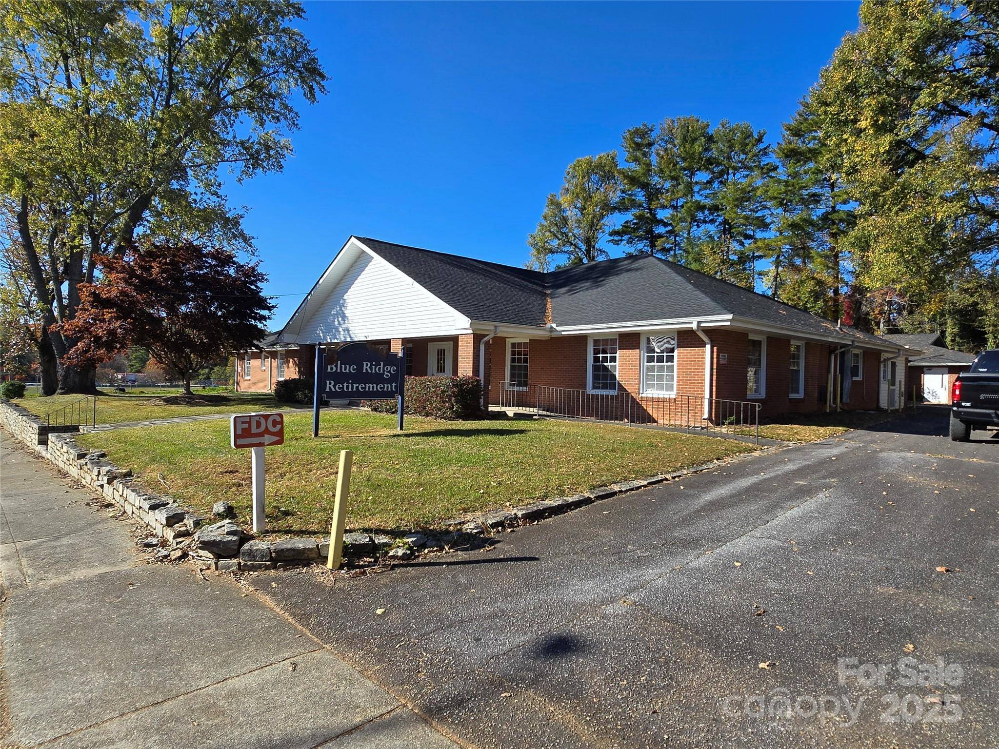Hendersonville, NC 28791,913 9th AVE W