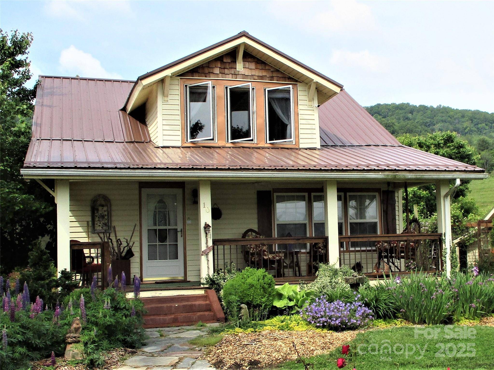 Waynesville, NC 28785,10 Gardening Frog TRL